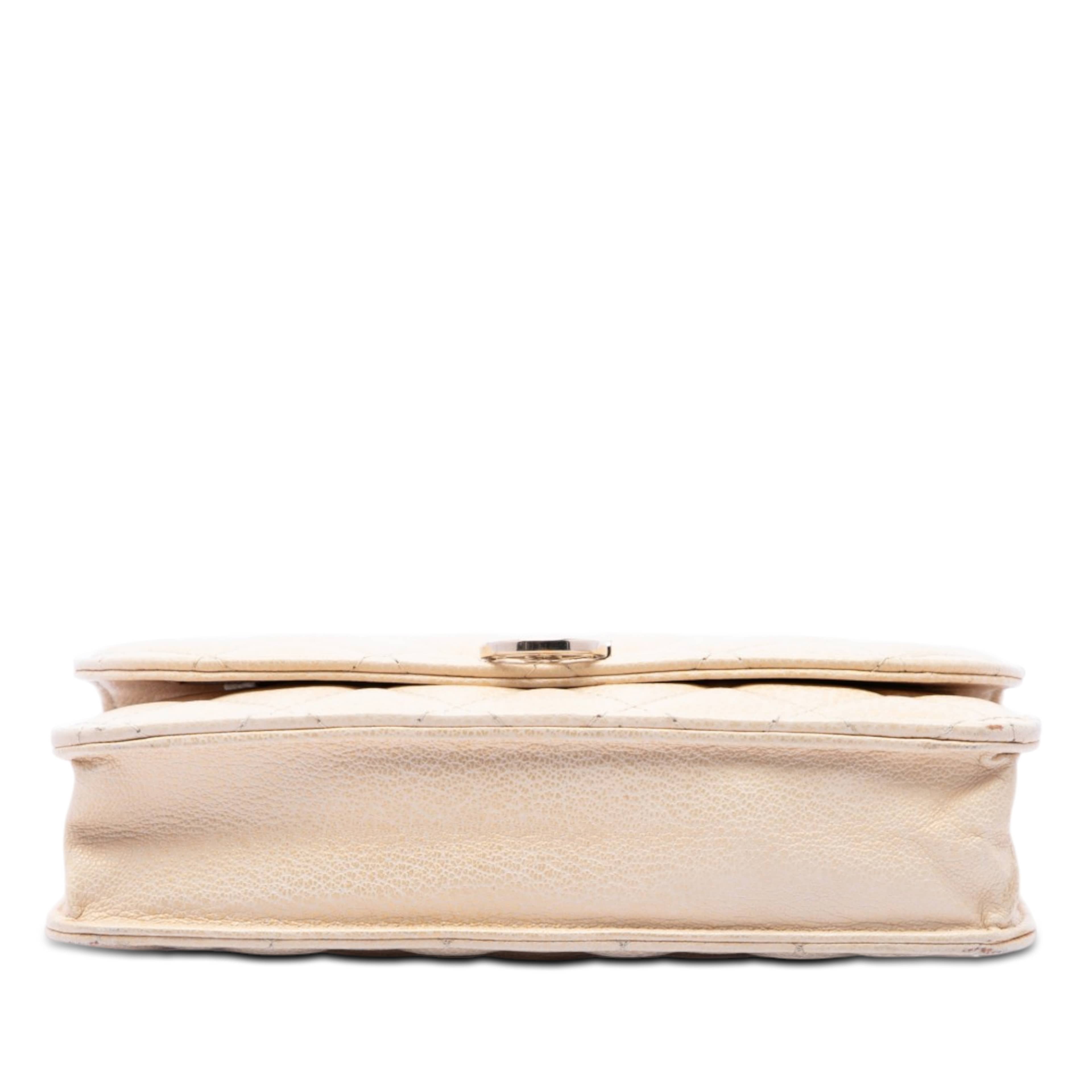 Chanel Round Cc Quilted Calfskin Flip Lock Wallet On Chain, från Luxclusif, i färgen beige. Klicka för att öppna bilden i stort format