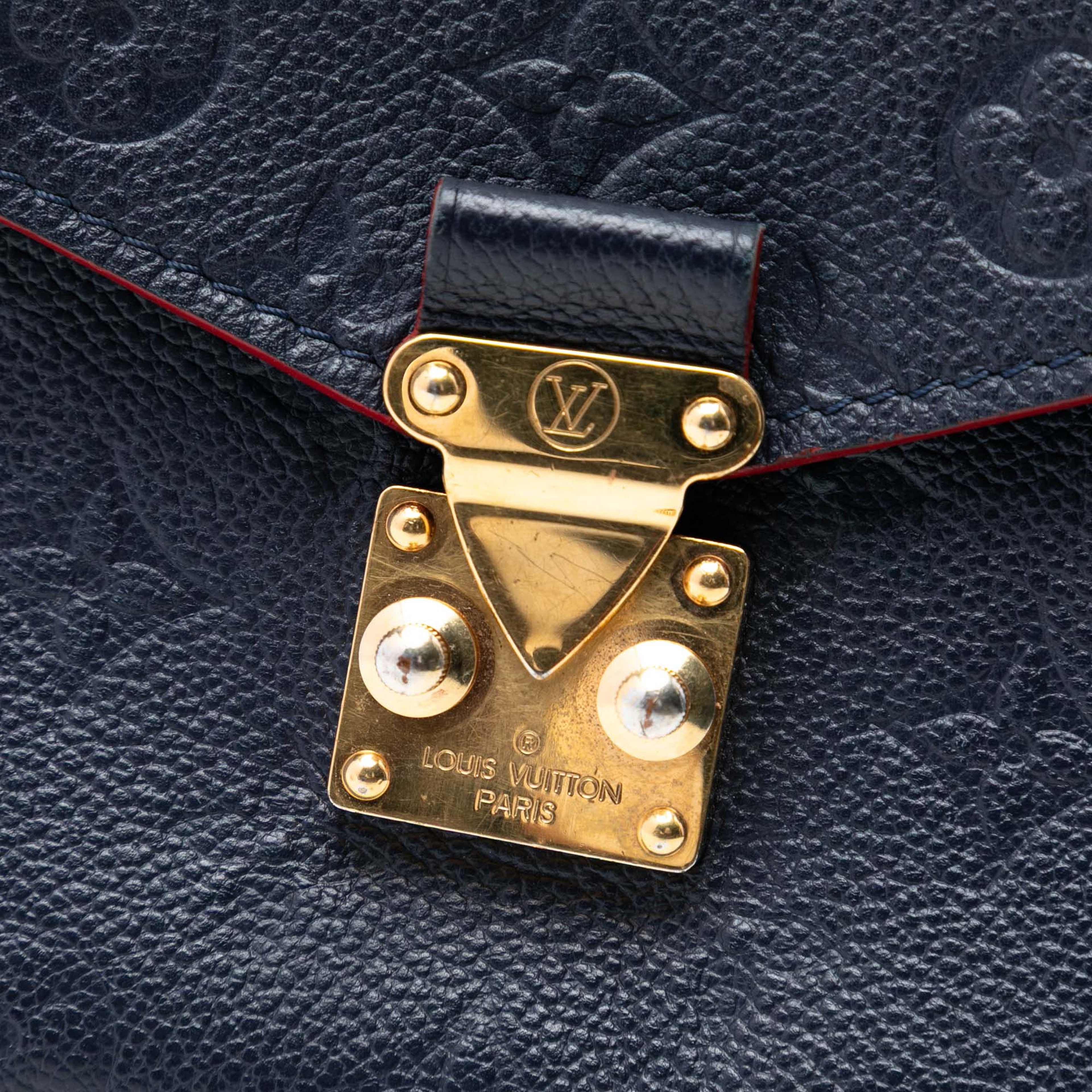 Louis Vuitton Monogram Empreinte Pochette Metis, från Luxclusif, i färgen navy. Klicka för att öppna bilden i stort format