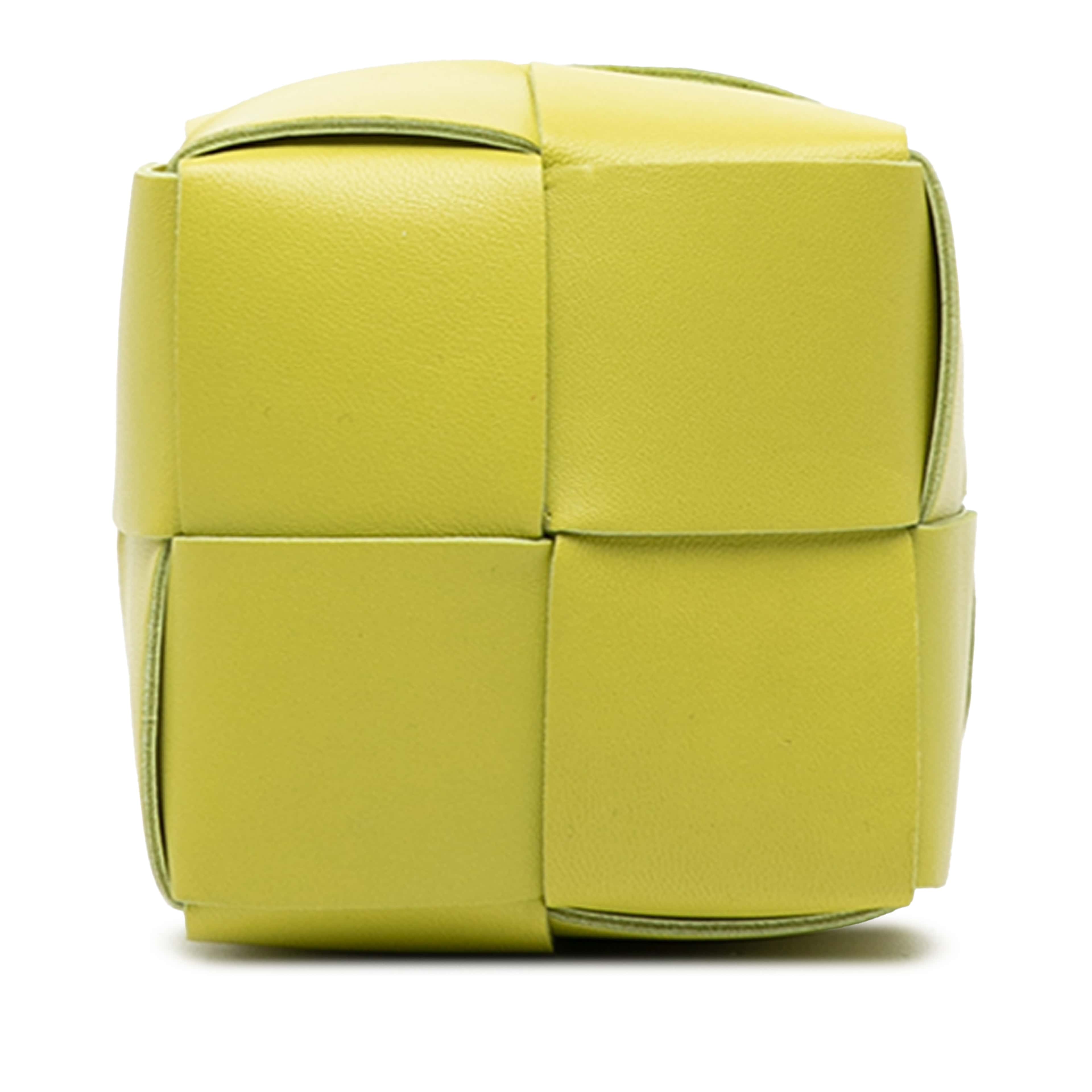 Bottega Veneta Mini Nappa Maxi Intrecciato Cassette Bucket Bag, från Luxclusif, i färgen light green. Klicka för att öppna bilden i stort format