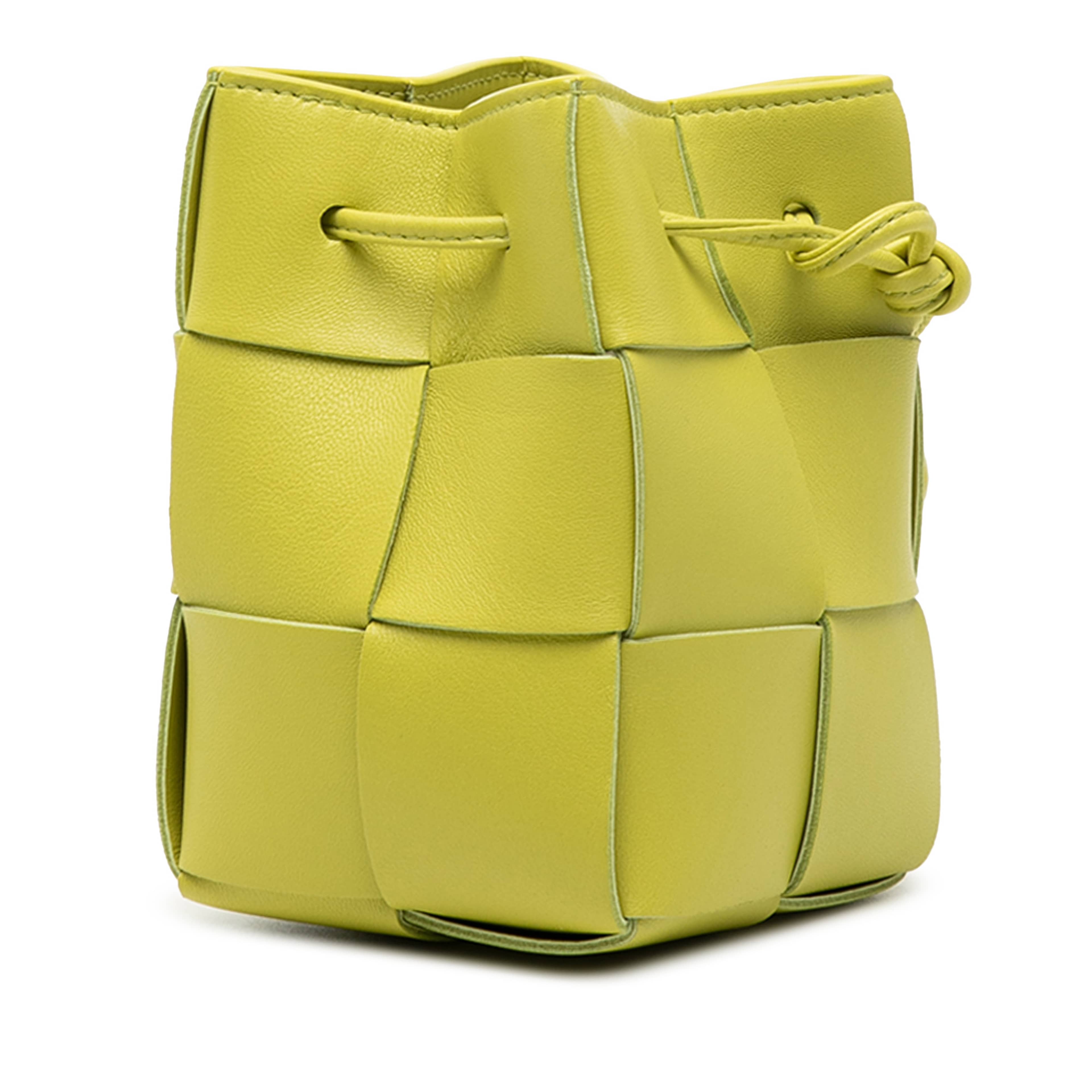 Bottega Veneta Mini Nappa Maxi Intrecciato Cassette Bucket Bag, från Luxclusif, i färgen light green. Klicka för att öppna bilden i stort format