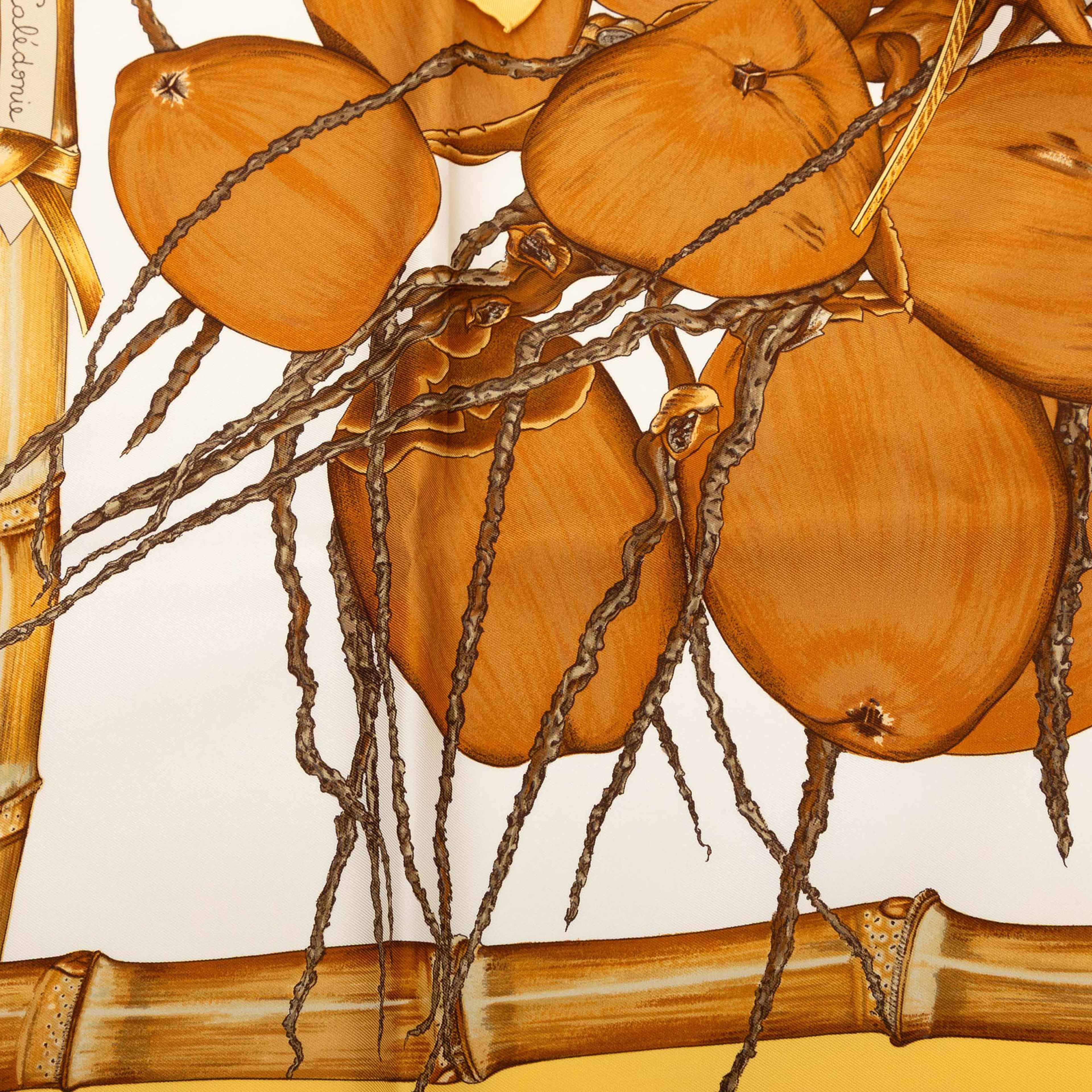 Hermès Nouvelle Caledonie Silk Scarf 90, från Luxclusif, i färgen mustard. Klicka för att öppna bilden i stort format