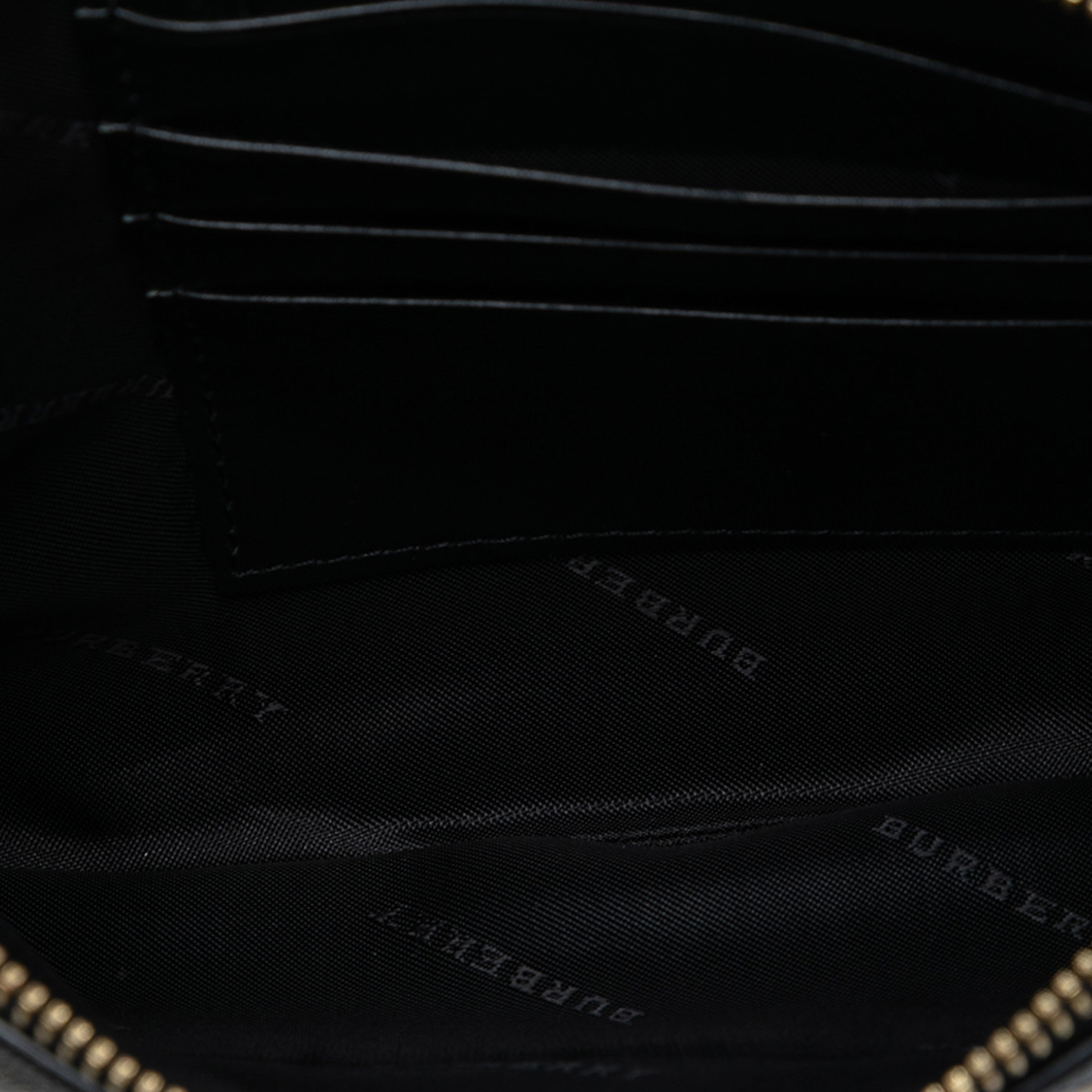 Burberry House Check Canvas Peyton Crossbody, från Luxclusif, i färgen light brown. Klicka för att öppna bilden i stort format