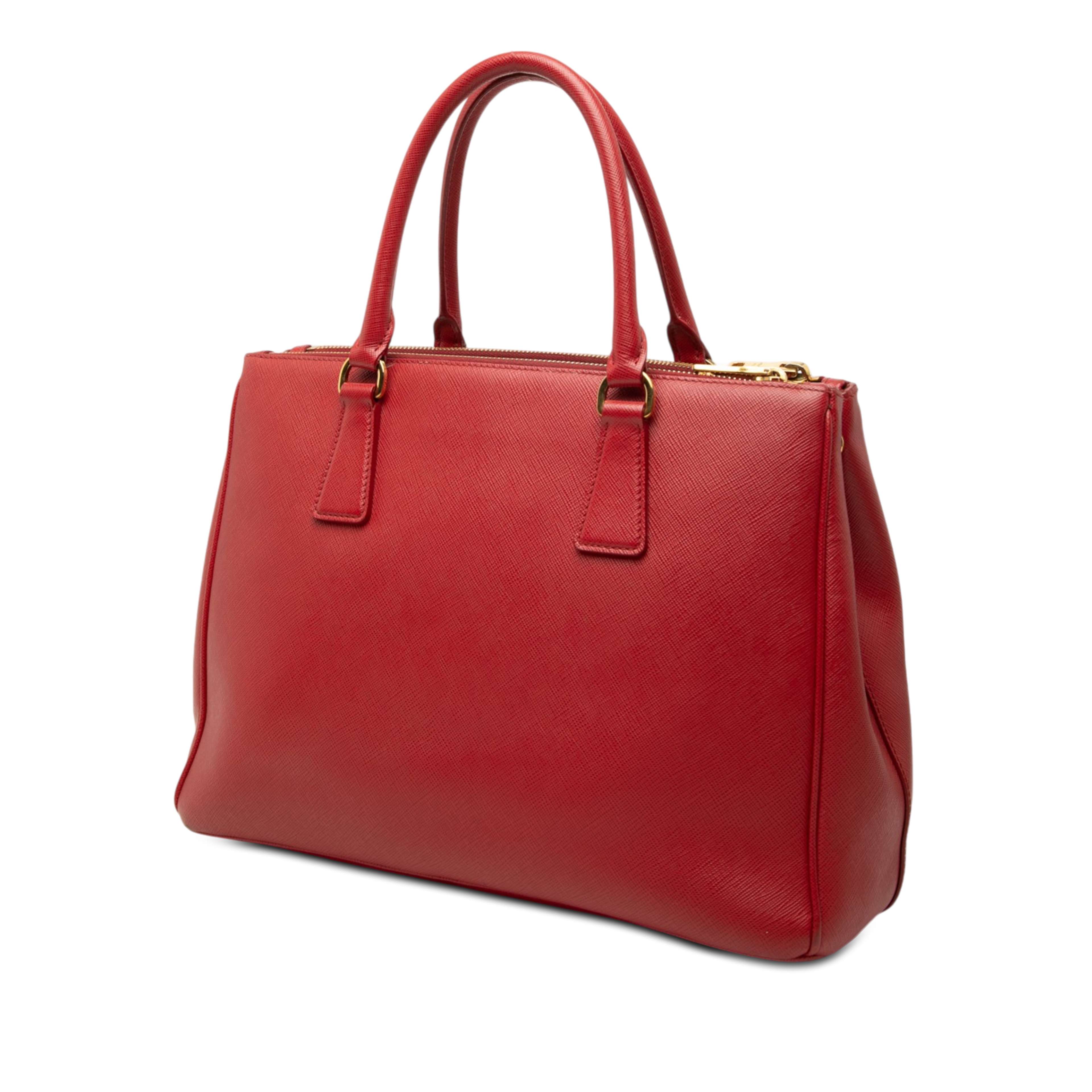 Prada Large Saffiano Lux Galleria Double Zip Tote, från Luxclusif, i färgen röd. Klicka för att öppna bilden i stort format