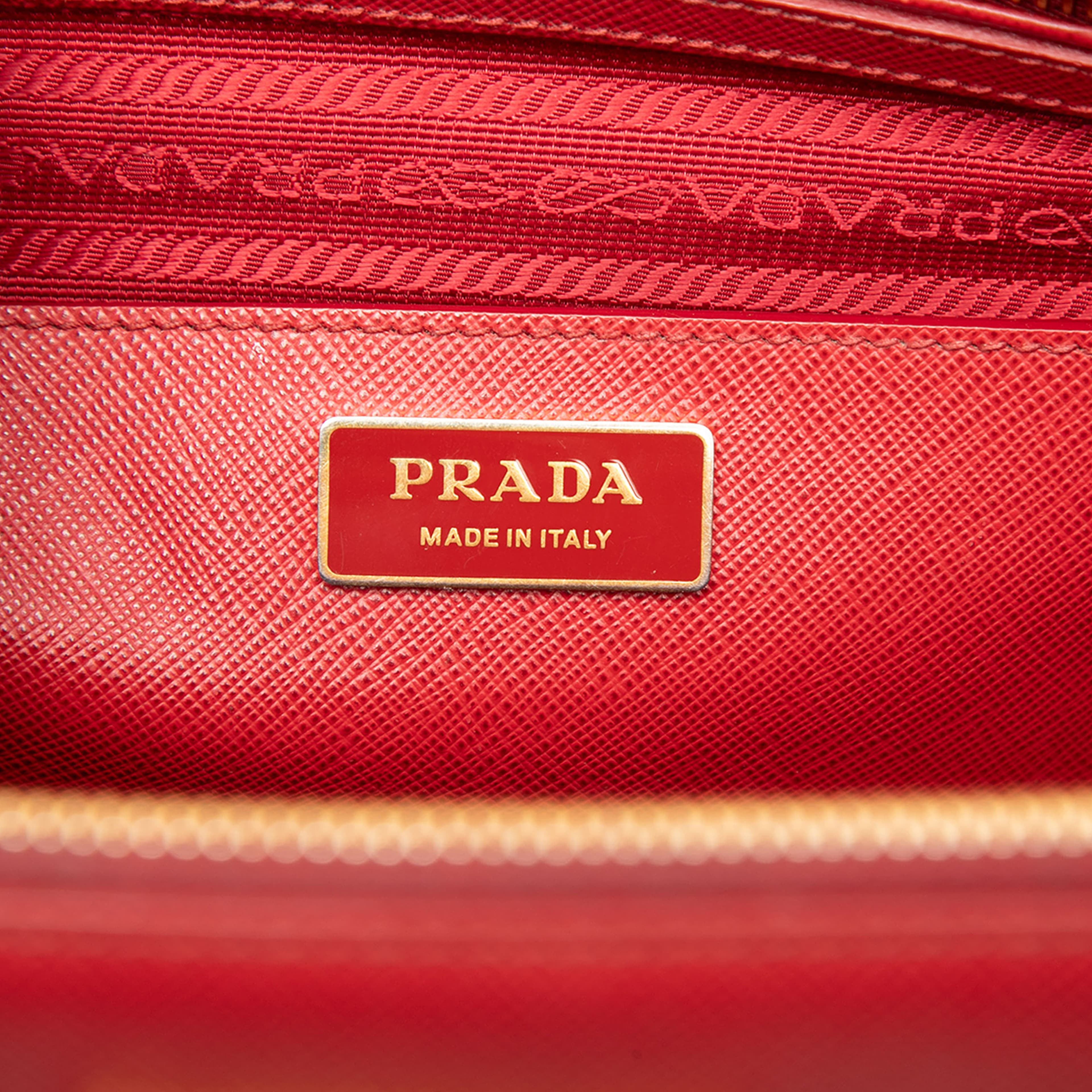 Prada Large Saffiano Lux Galleria Double Zip Tote, från Luxclusif, i färgen röd. Klicka för att öppna bilden i stort format