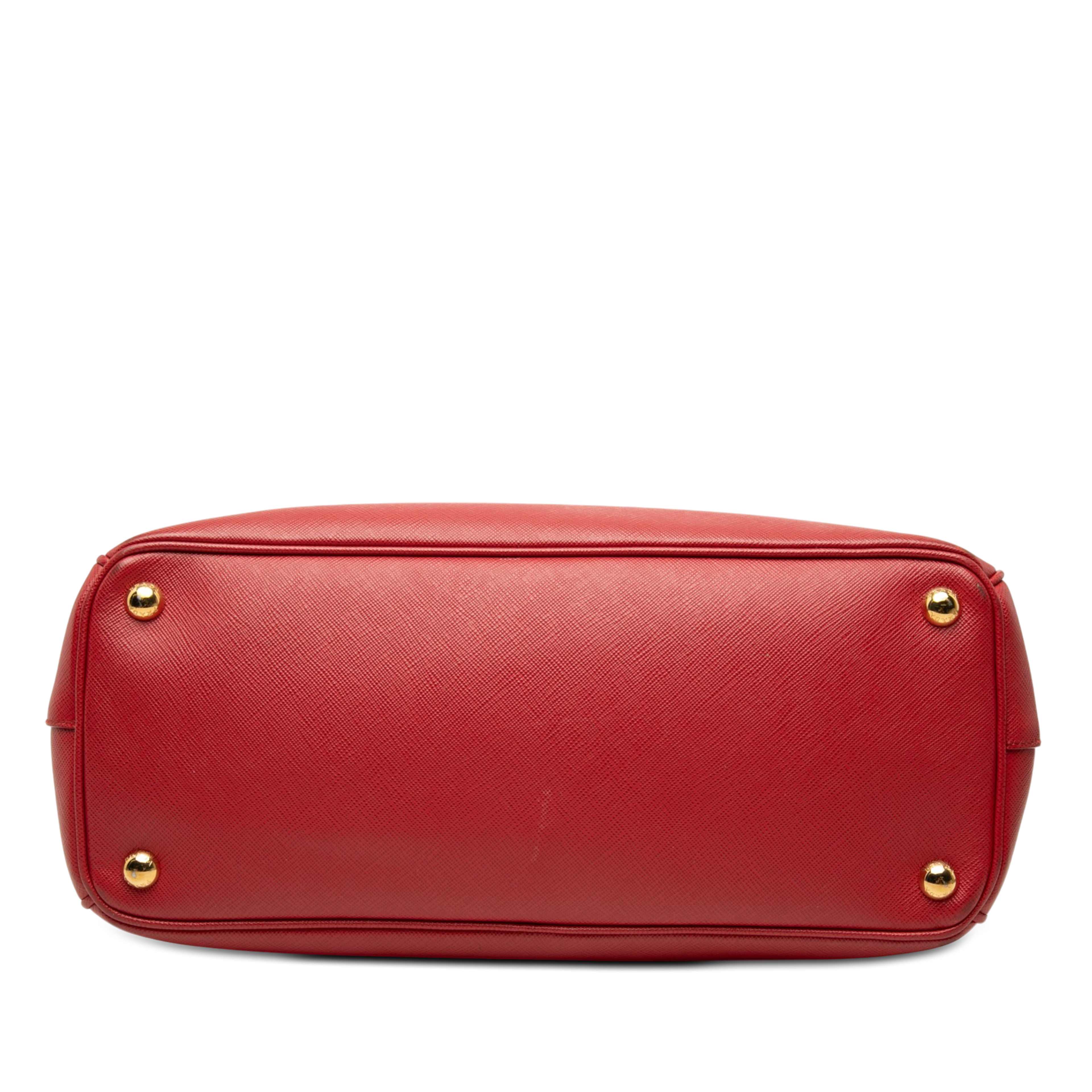 Prada Large Saffiano Lux Galleria Double Zip Tote, från Luxclusif, i färgen röd. Klicka för att öppna bilden i stort format