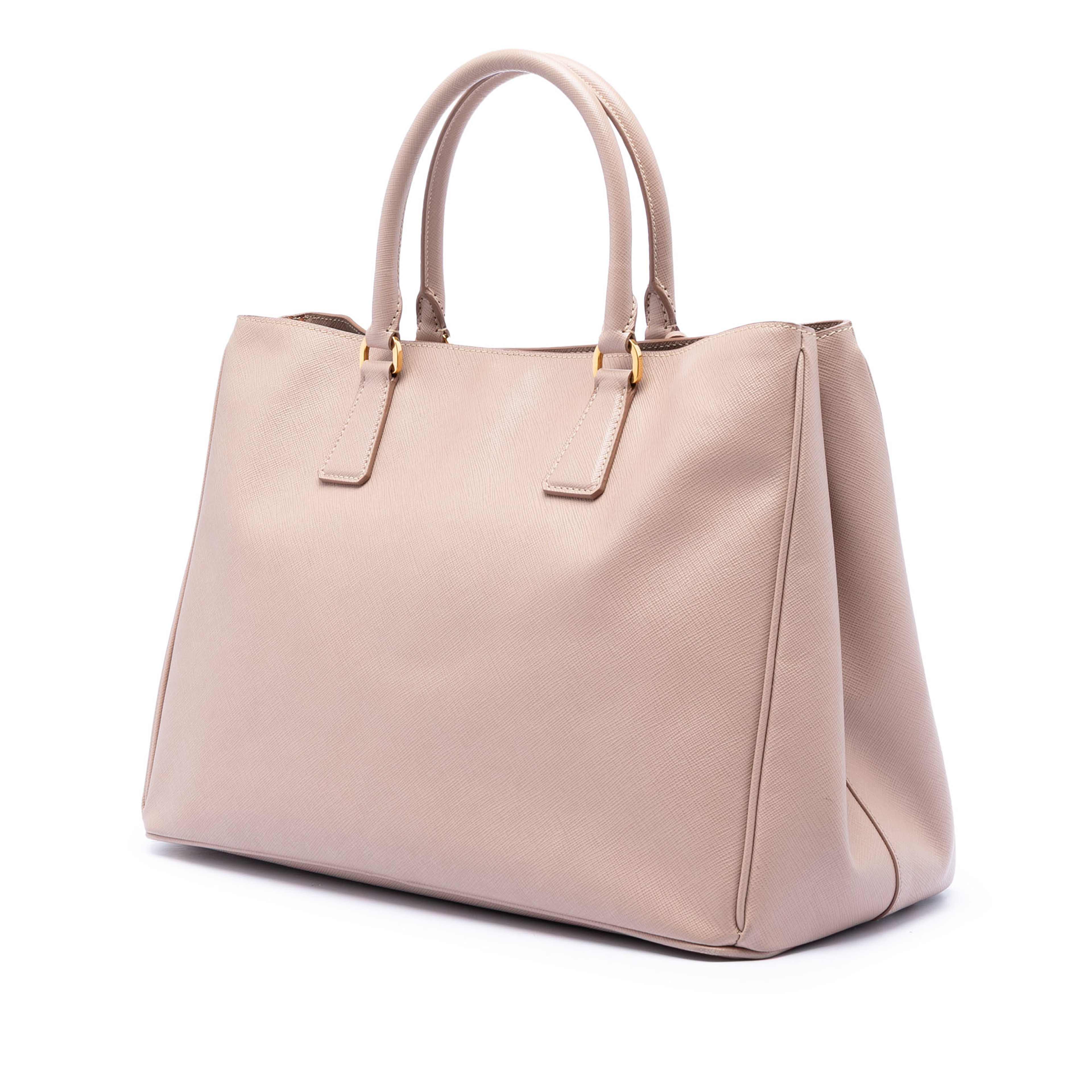Prada Large Saffiano Lux Galleria Satchel, från Luxclusif, i färgen nude. Klicka för att öppna bilden i stort format