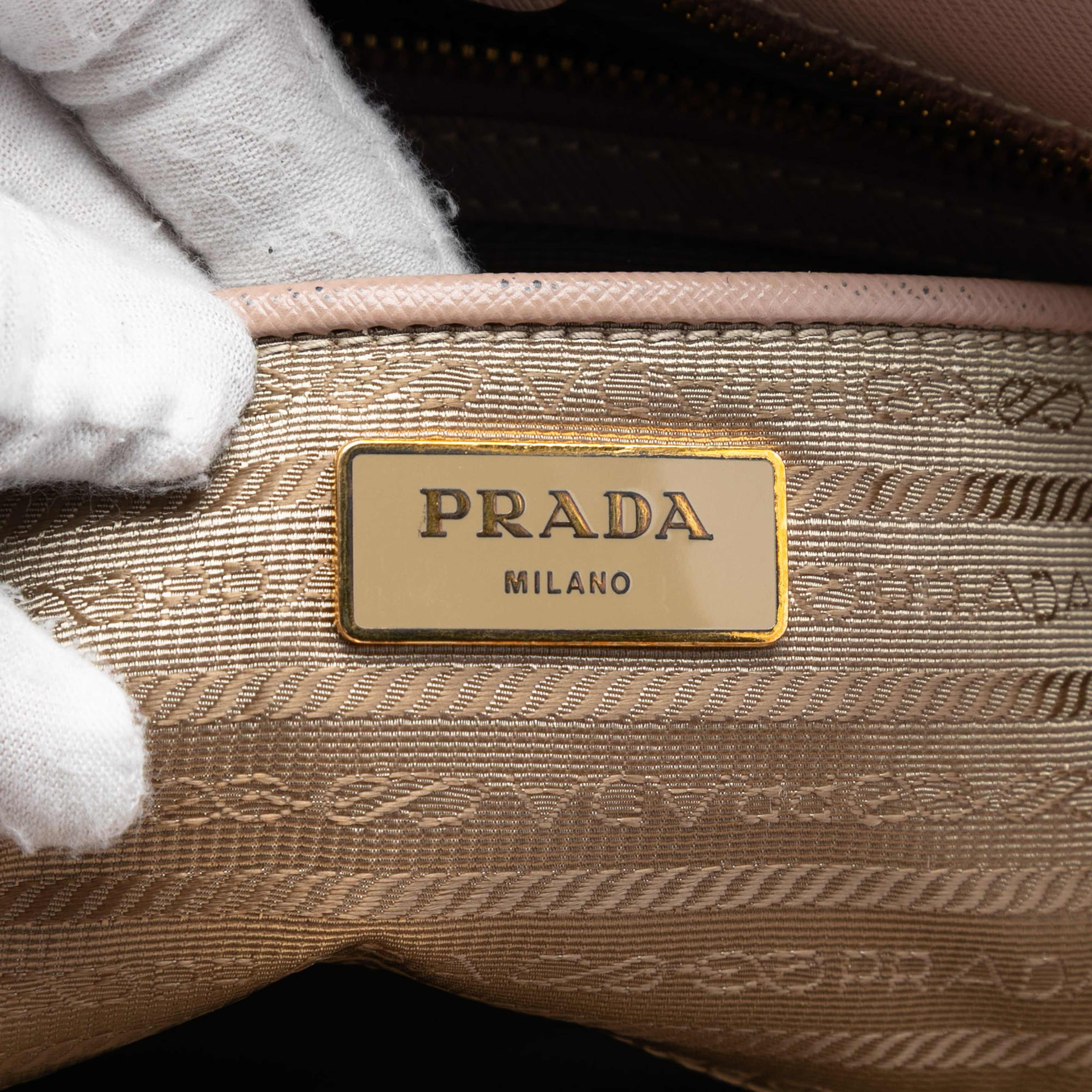 Prada Large Saffiano Lux Galleria Satchel, från Luxclusif, i färgen nude. Klicka för att öppna bilden i stort format