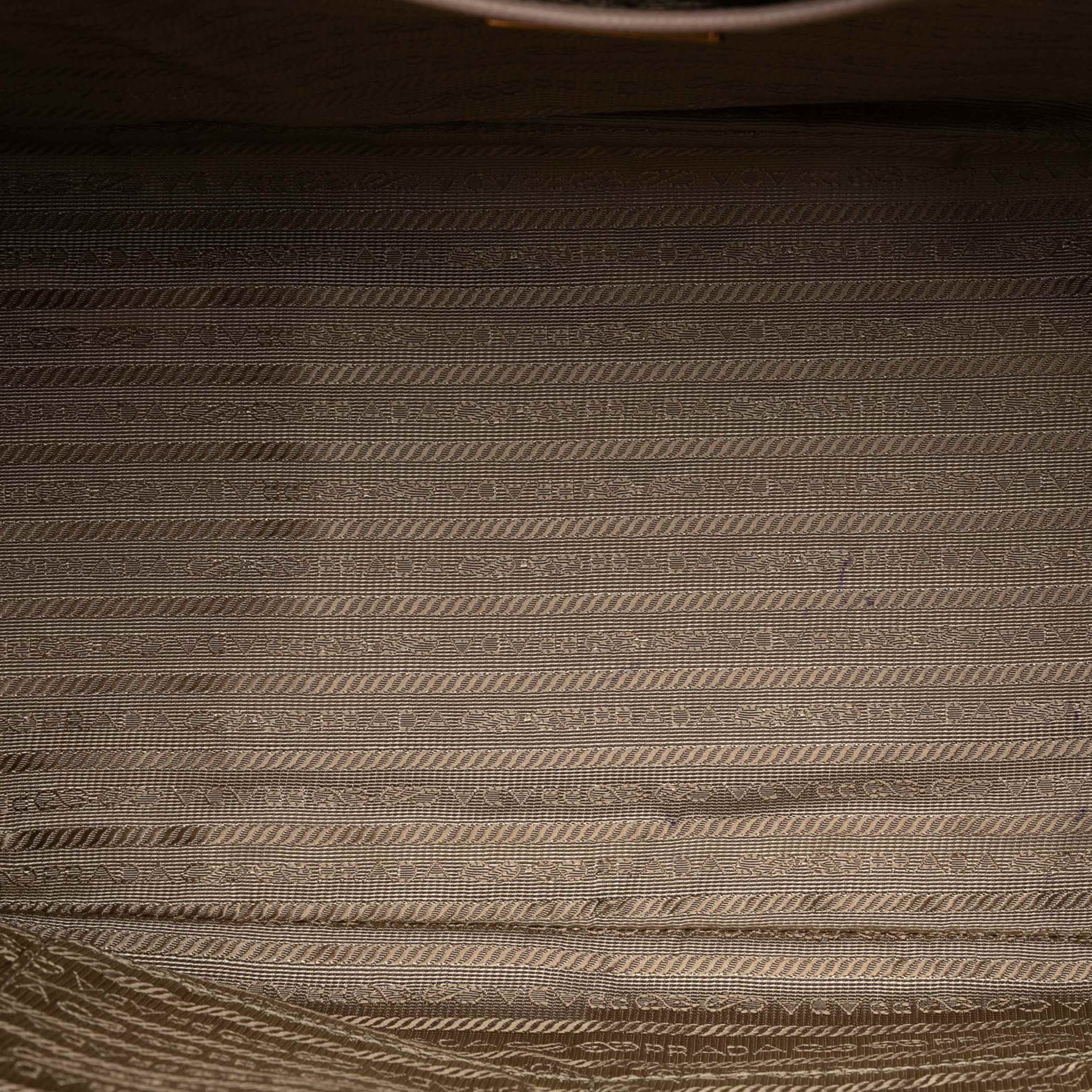 Prada Large Saffiano Lux Galleria Satchel, från Luxclusif, i färgen nude. Klicka för att öppna bilden i stort format