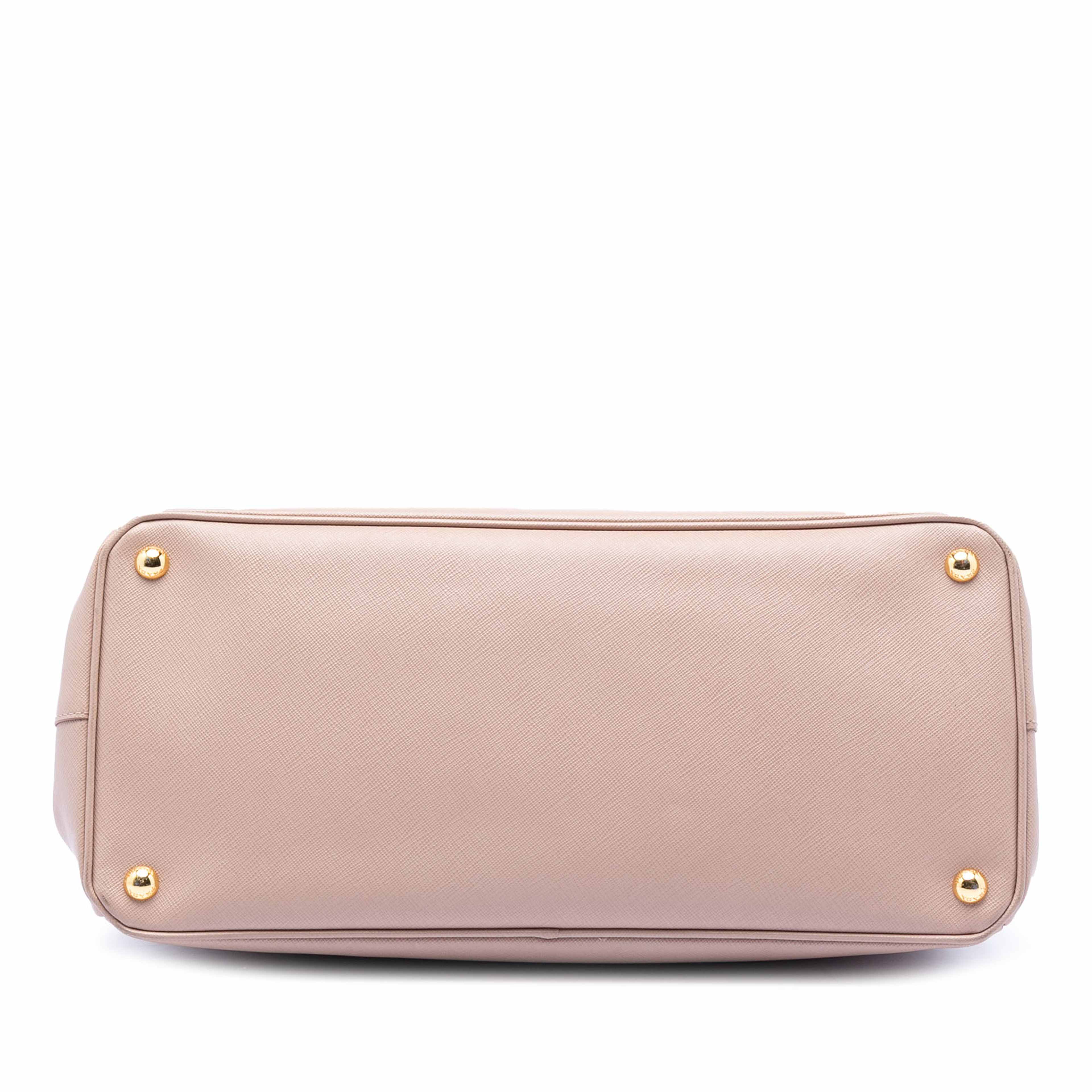 Prada Large Saffiano Lux Galleria Satchel, från Luxclusif, i färgen nude. Klicka för att öppna bilden i stort format