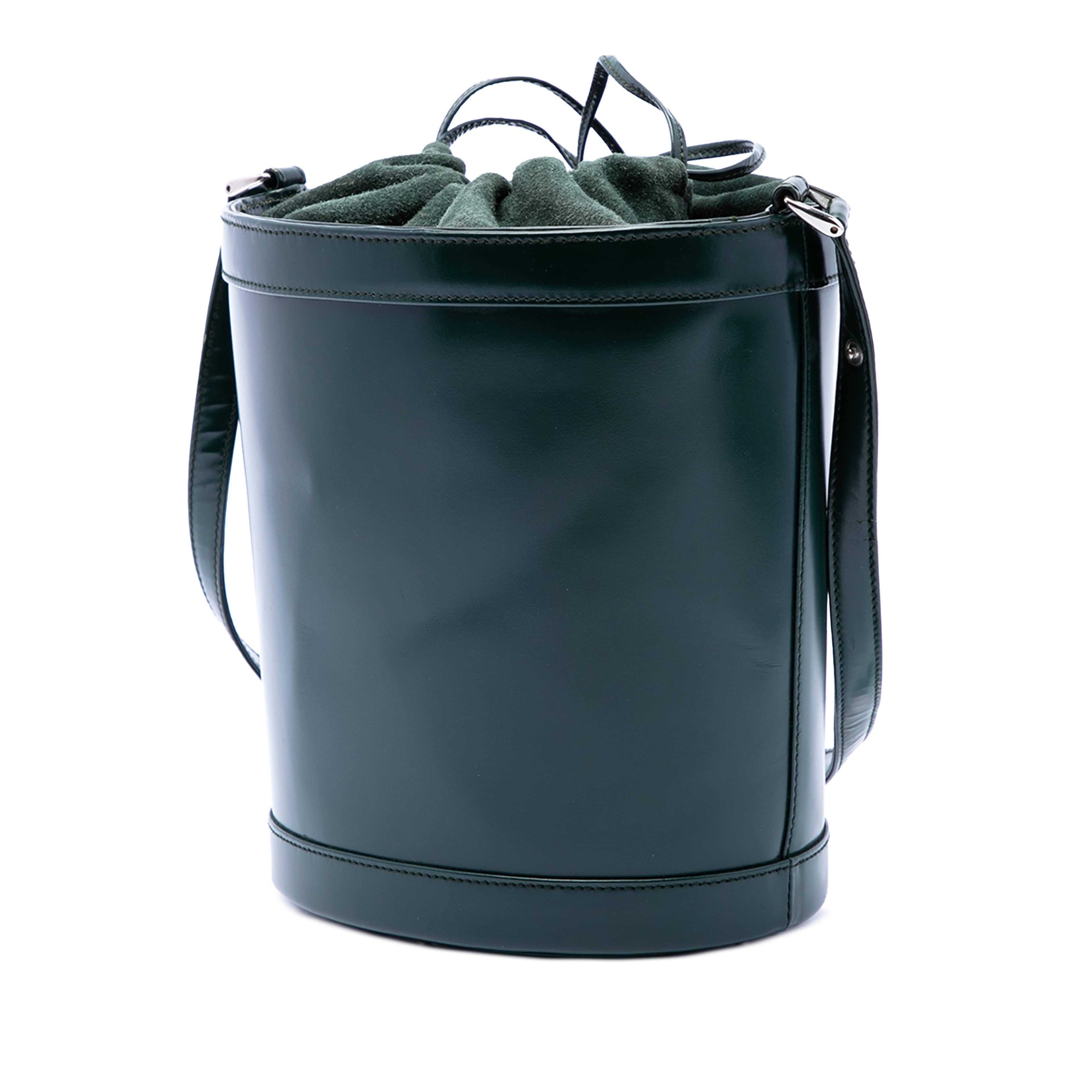 Gucci Calfskin Interlocking G Bucket Bag, från Luxclusif, i färgen grön. Klicka för att öppna bilden i stort format