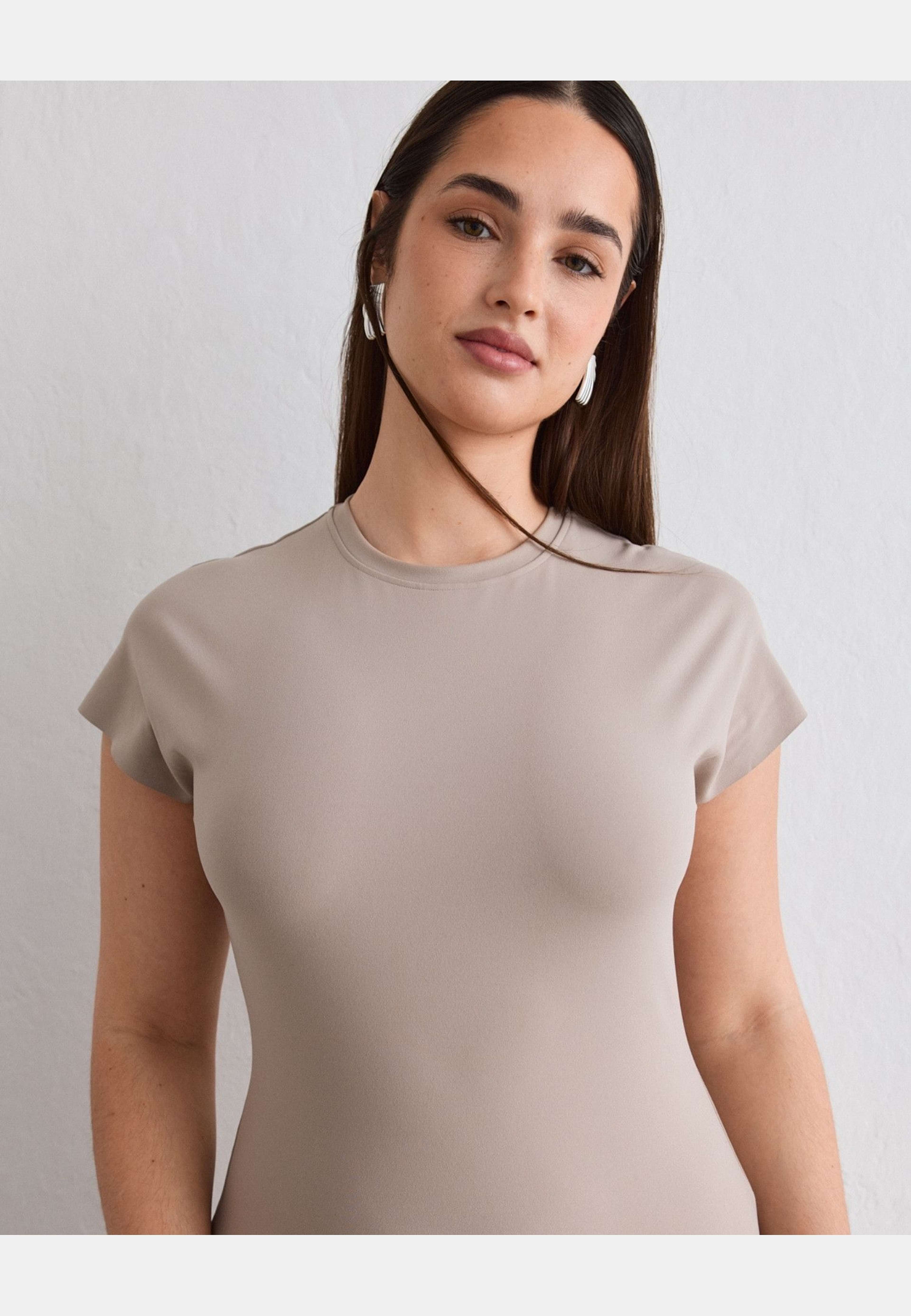 Sense Mermaid Cap Sleeve Dress, från aim'n, i färgen dark clay. Klicka för att öppna bilden i stort format