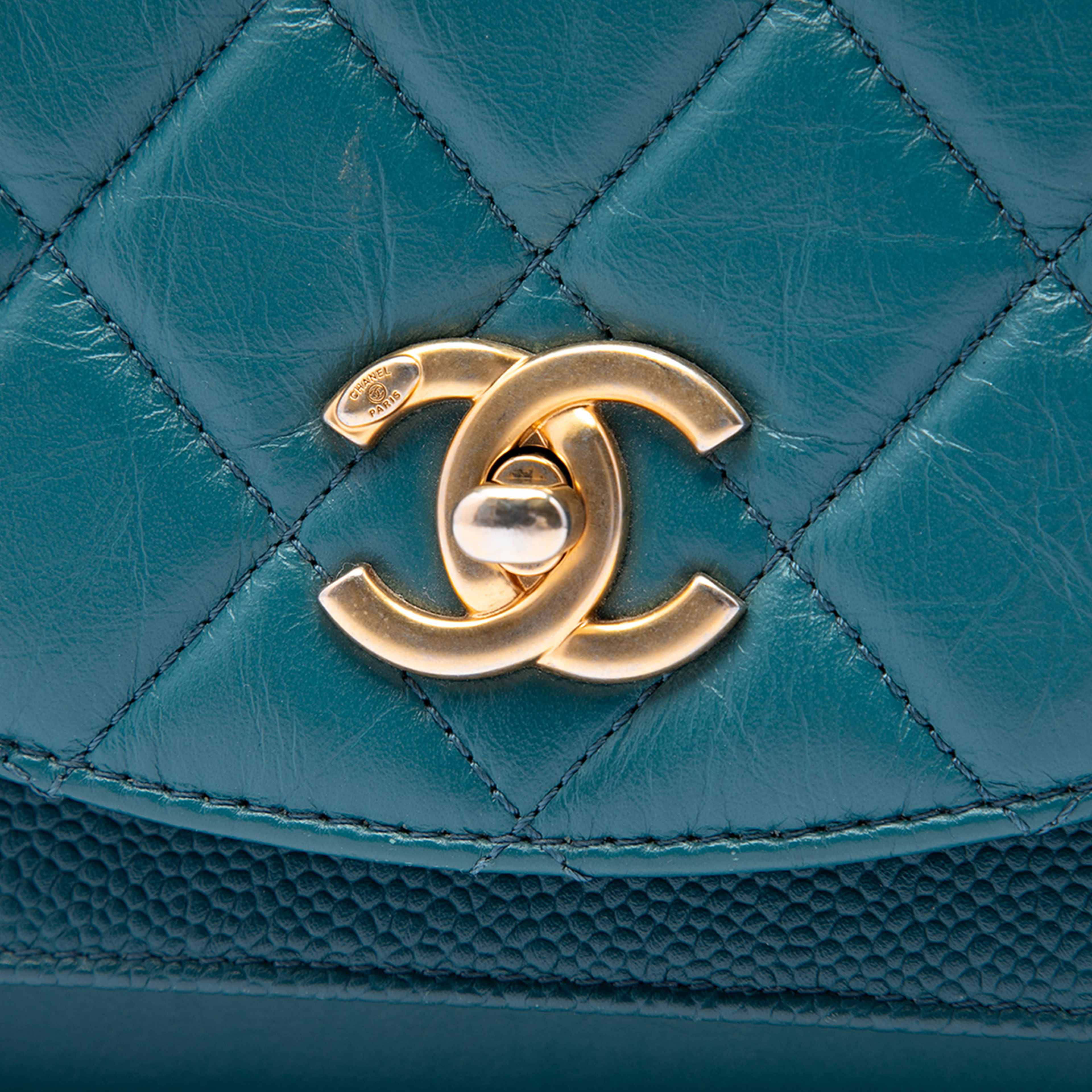 Chanel Small Quilted Calfskin And Caviar Chain Handle Flap, från Luxclusif, i färgen blå. Klicka för att öppna bilden i stort format