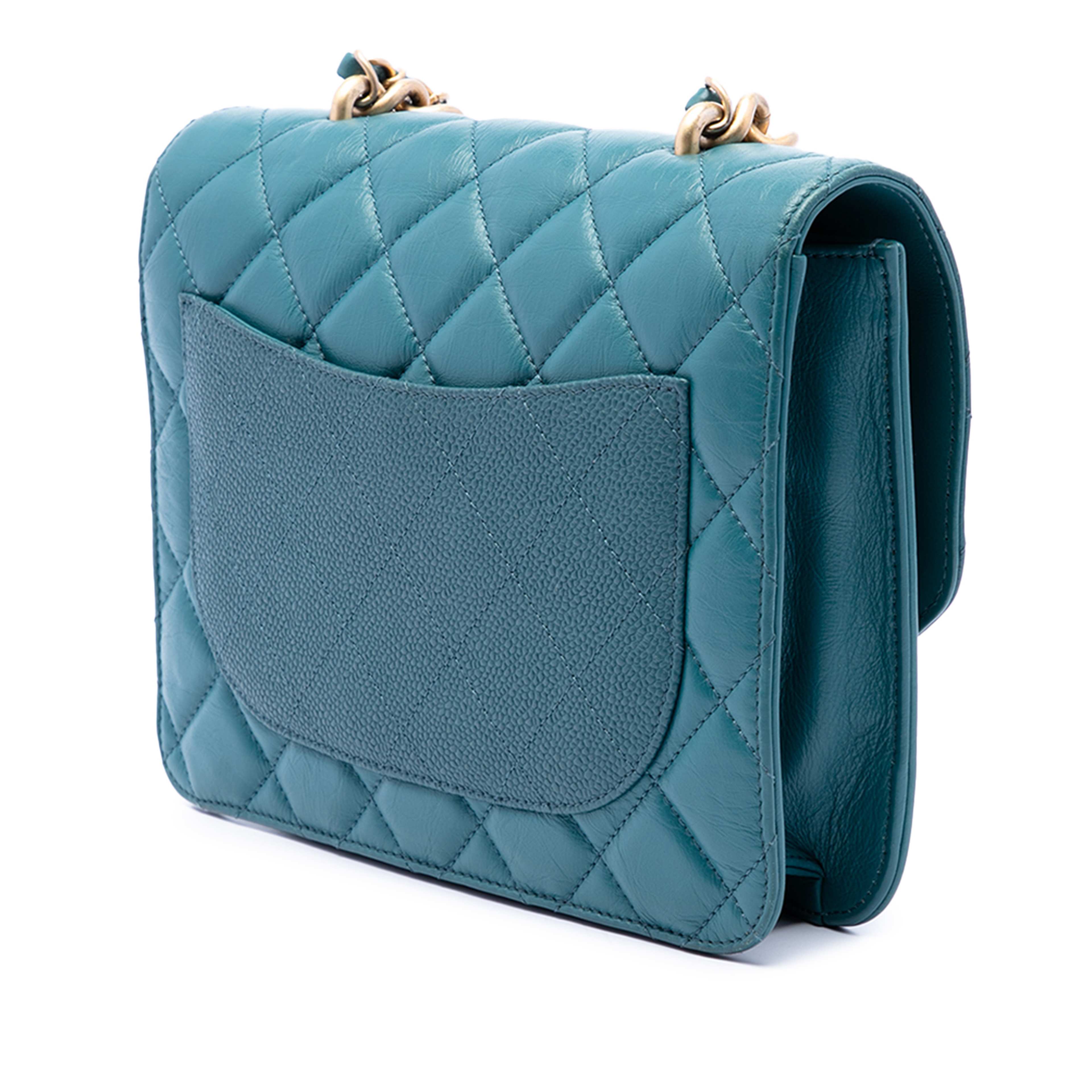 Chanel Small Quilted Calfskin And Caviar Chain Handle Flap, från Luxclusif, i färgen blå. Klicka för att öppna bilden i stort format
