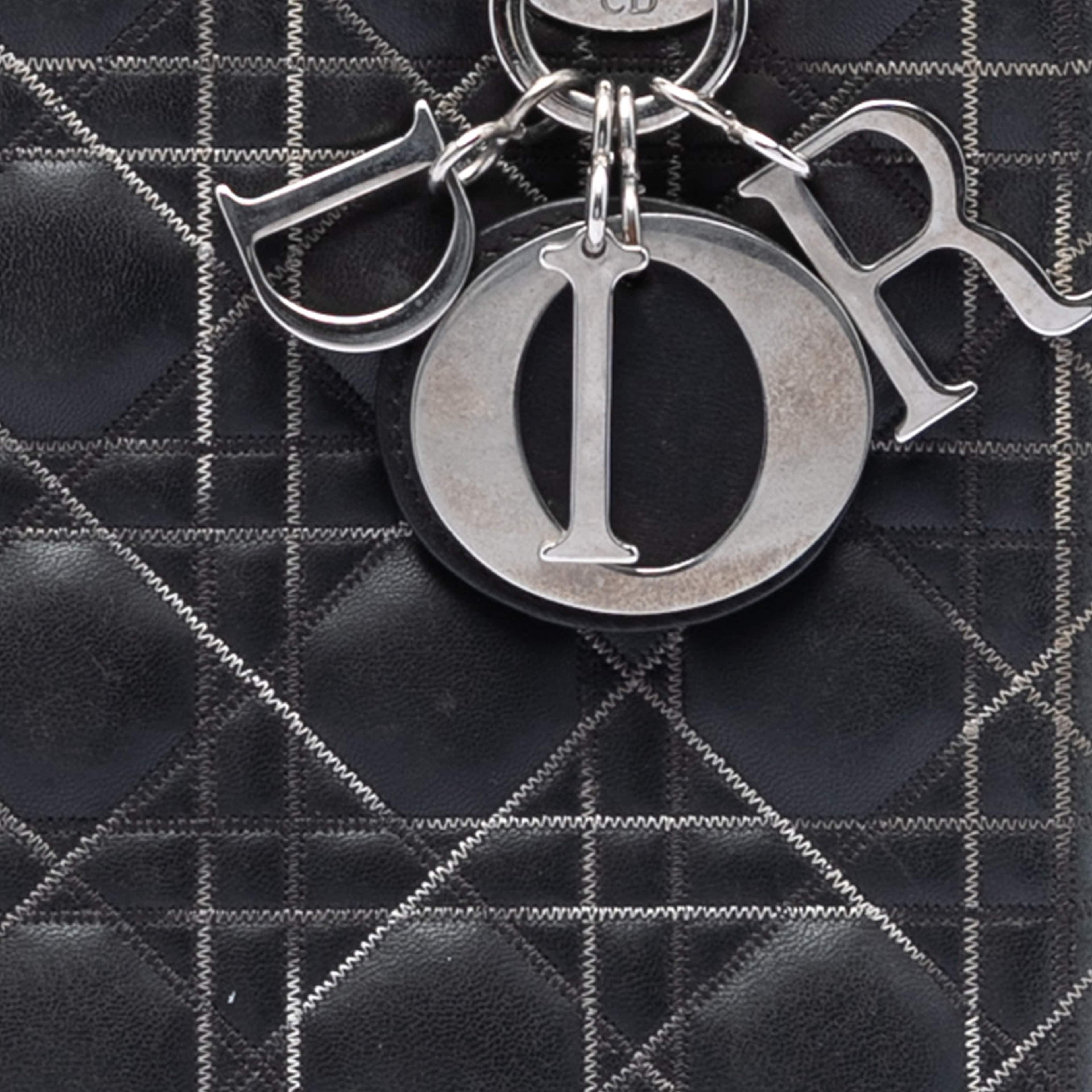 Dior Medium Lambskin Cannage Contrast Stitch Lady Dior, från Luxclusif, i färgen svart. Klicka för att öppna bilden i stort format