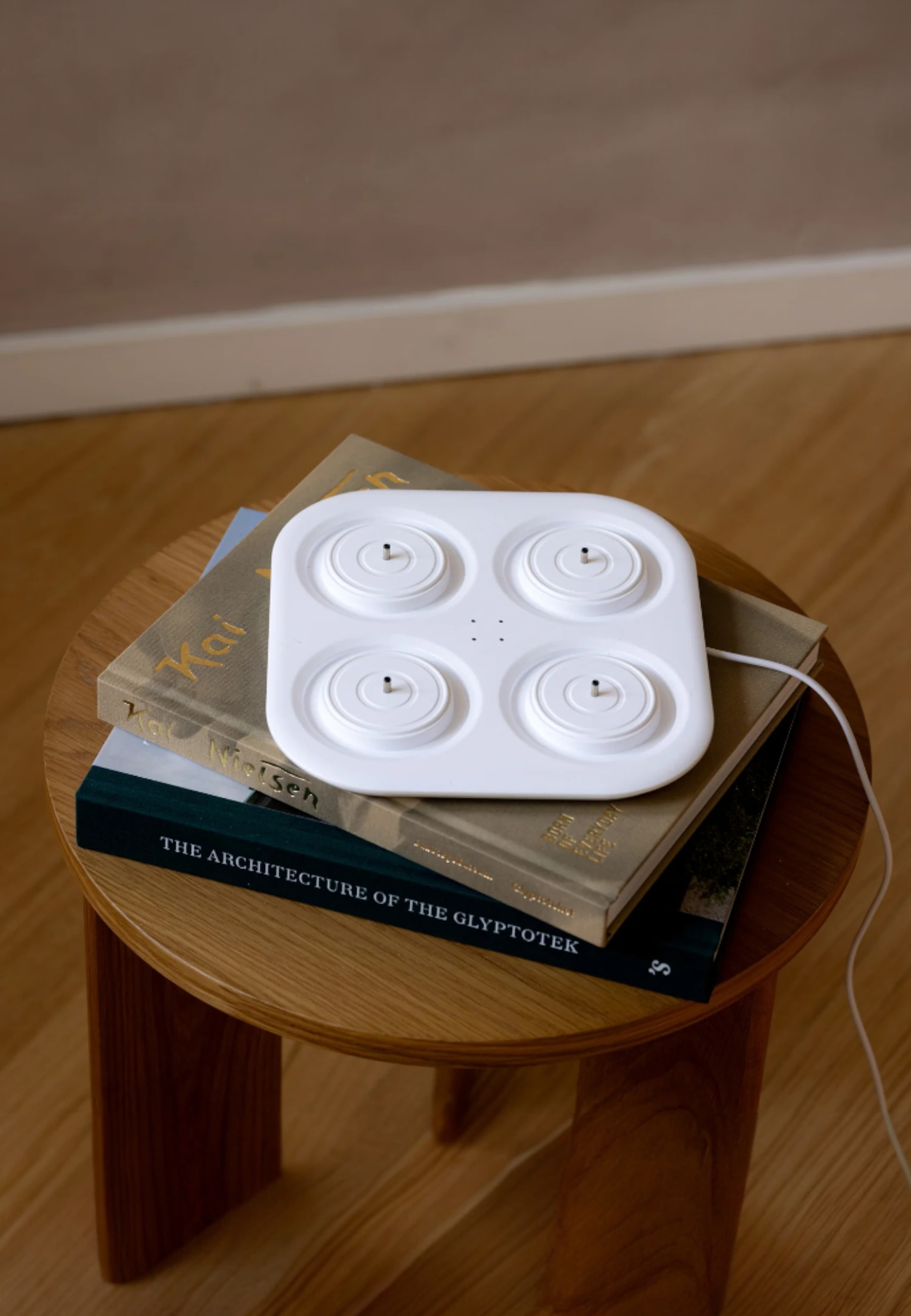 Sia Led-laddningsstation För Värmeljus, Pelarljus Eller Julljus 4 St, från Led Nordic, i färgen vit. Klicka för att öppna bilden i stort format