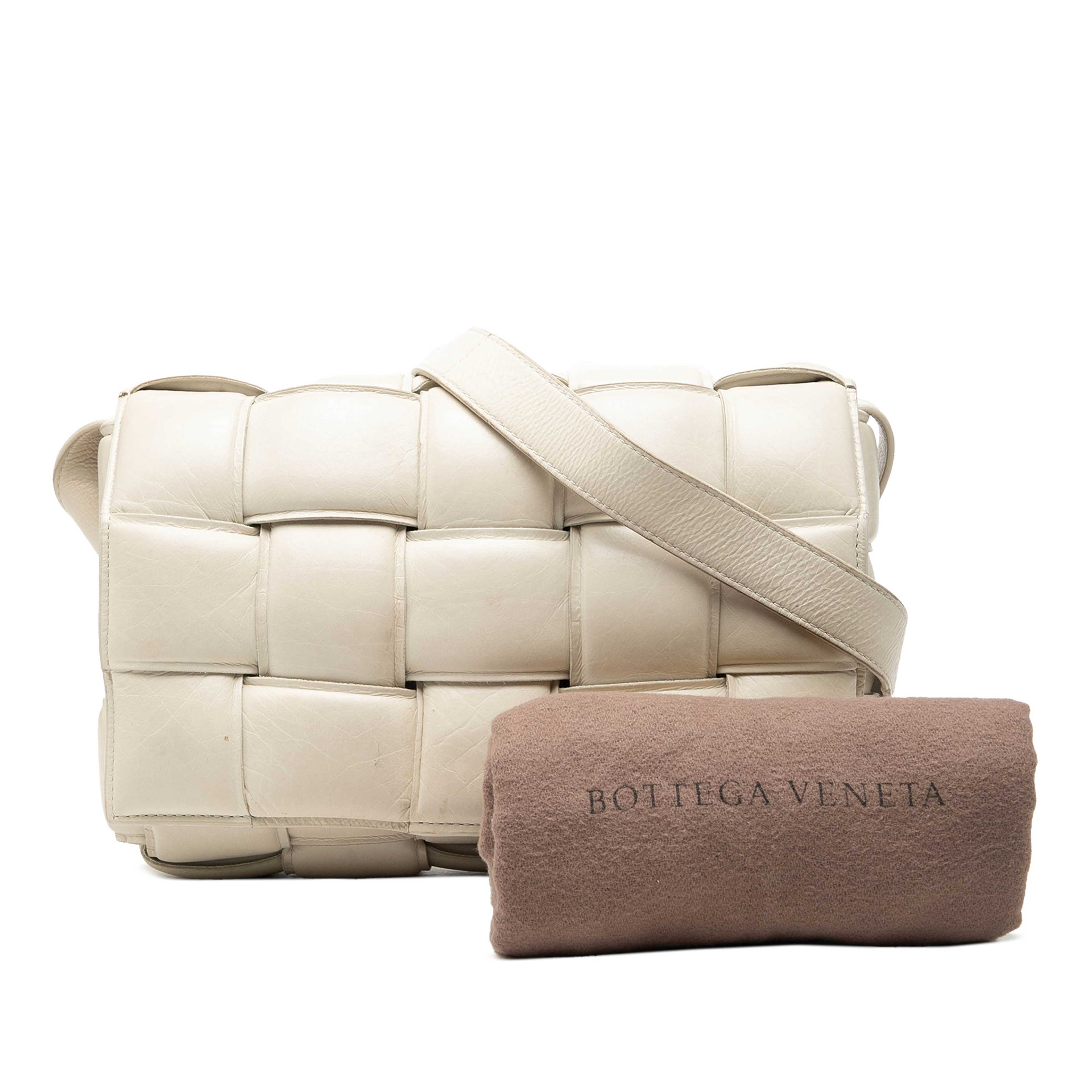 Bottega Veneta Nappa Intrecciato Padded Cassette Crossbody, från Luxclusif, i färgen vit. Klicka för att öppna bilden i stort format
