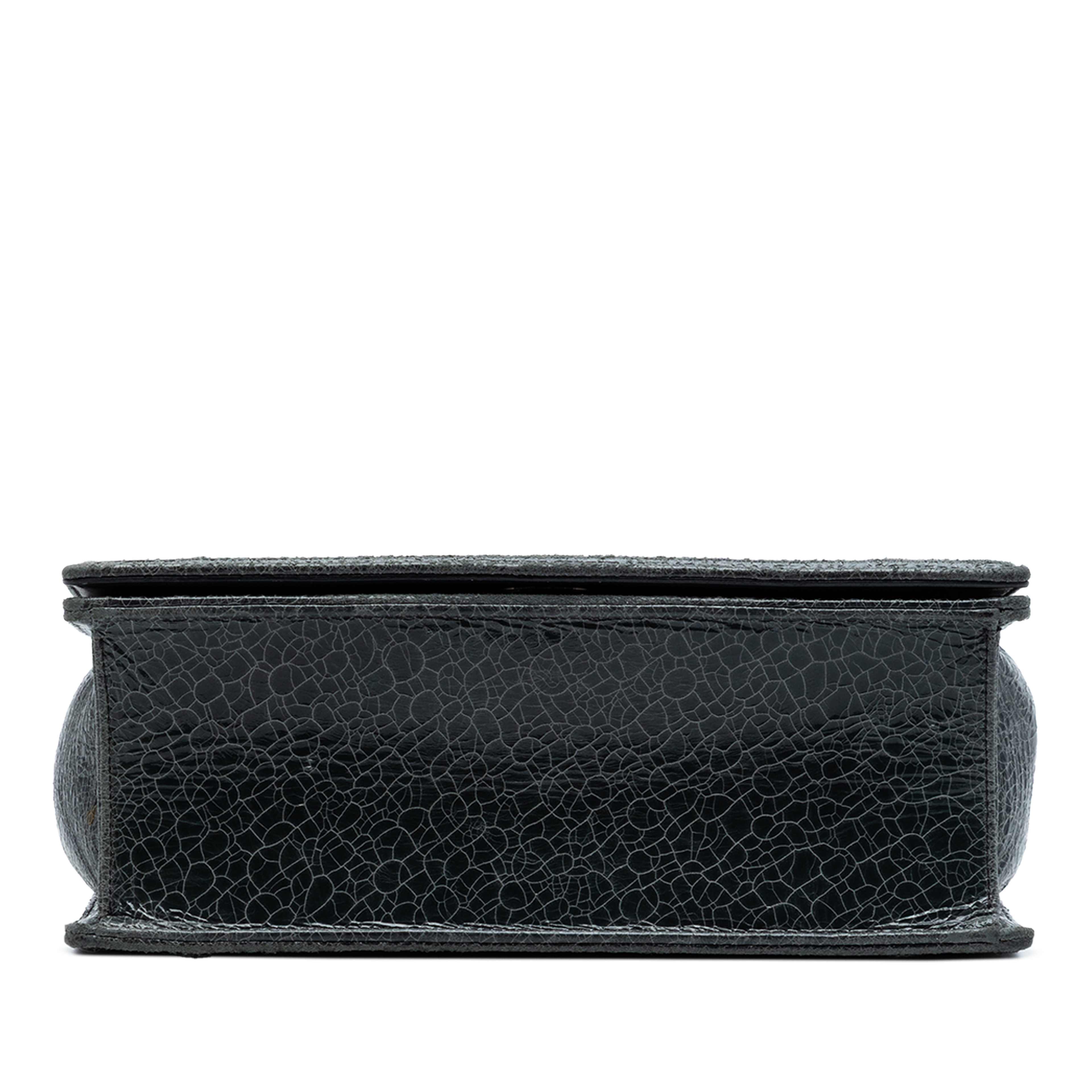 Dior Medium Crackled Deerskin Diorama Flap, från Luxclusif, i färgen black. Klicka för att öppna bilden i stort format