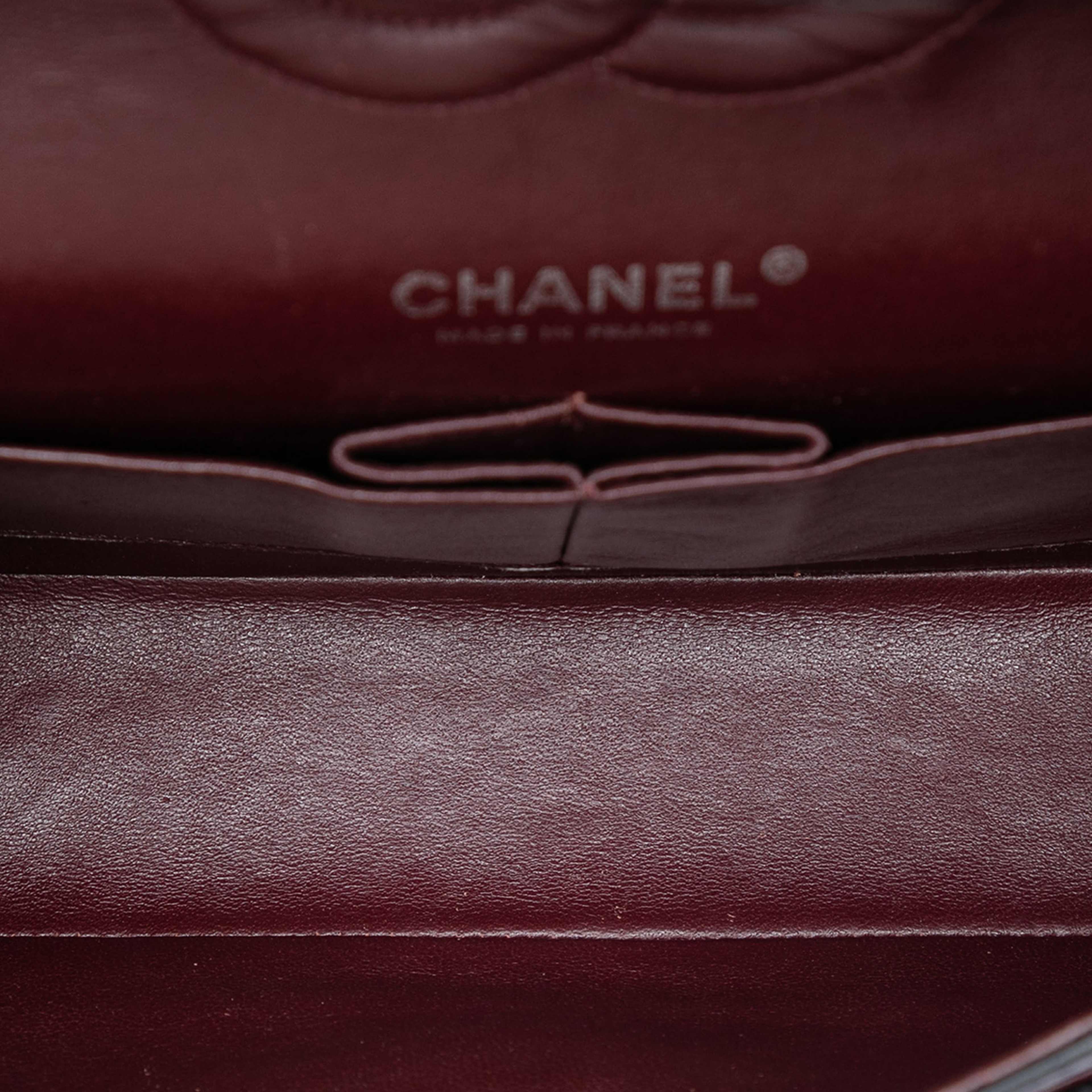 Chanel Medium Classic Lambskin Double Flap, från Luxclusif, i färgen black. Klicka för att öppna bilden i stort format
