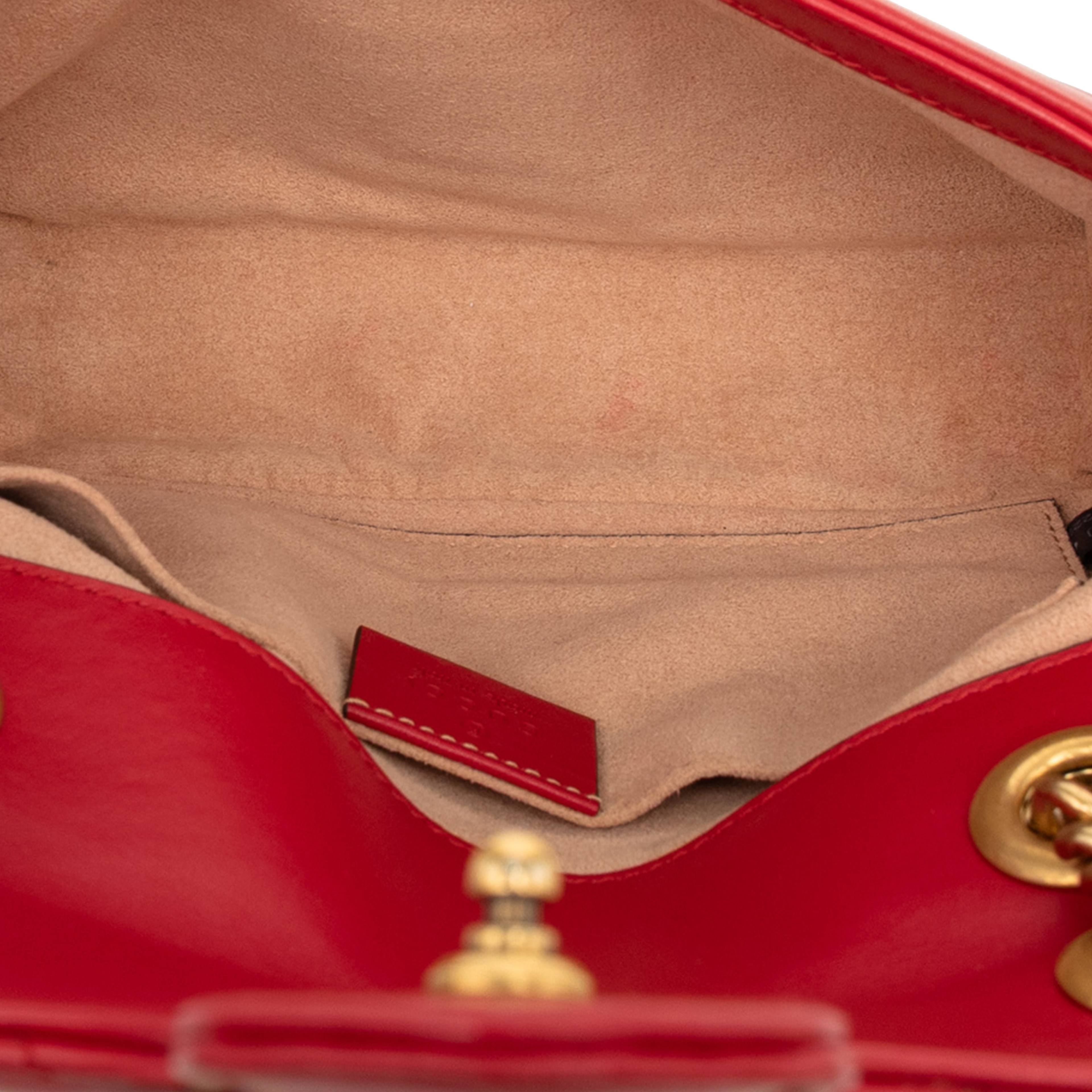 Gucci Small Gg Marmont Matelasse Calfskin Shoulder Bag, från Luxclusif, i färgen röd. Klicka för att öppna bilden i stort format