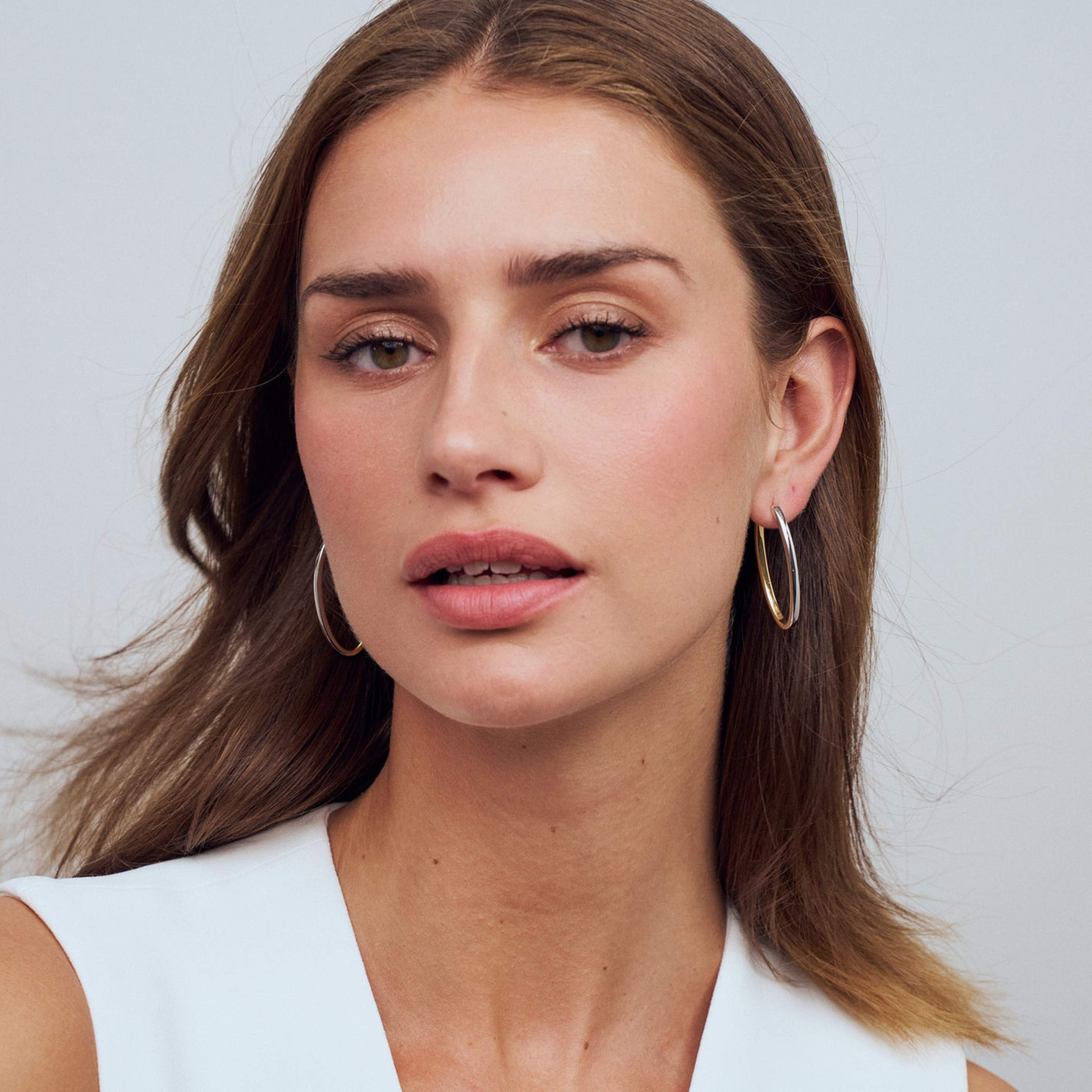 Örhängen Ellisse Pianura, från Sif Jakobs Jewellery, i färgen gold - silver.
