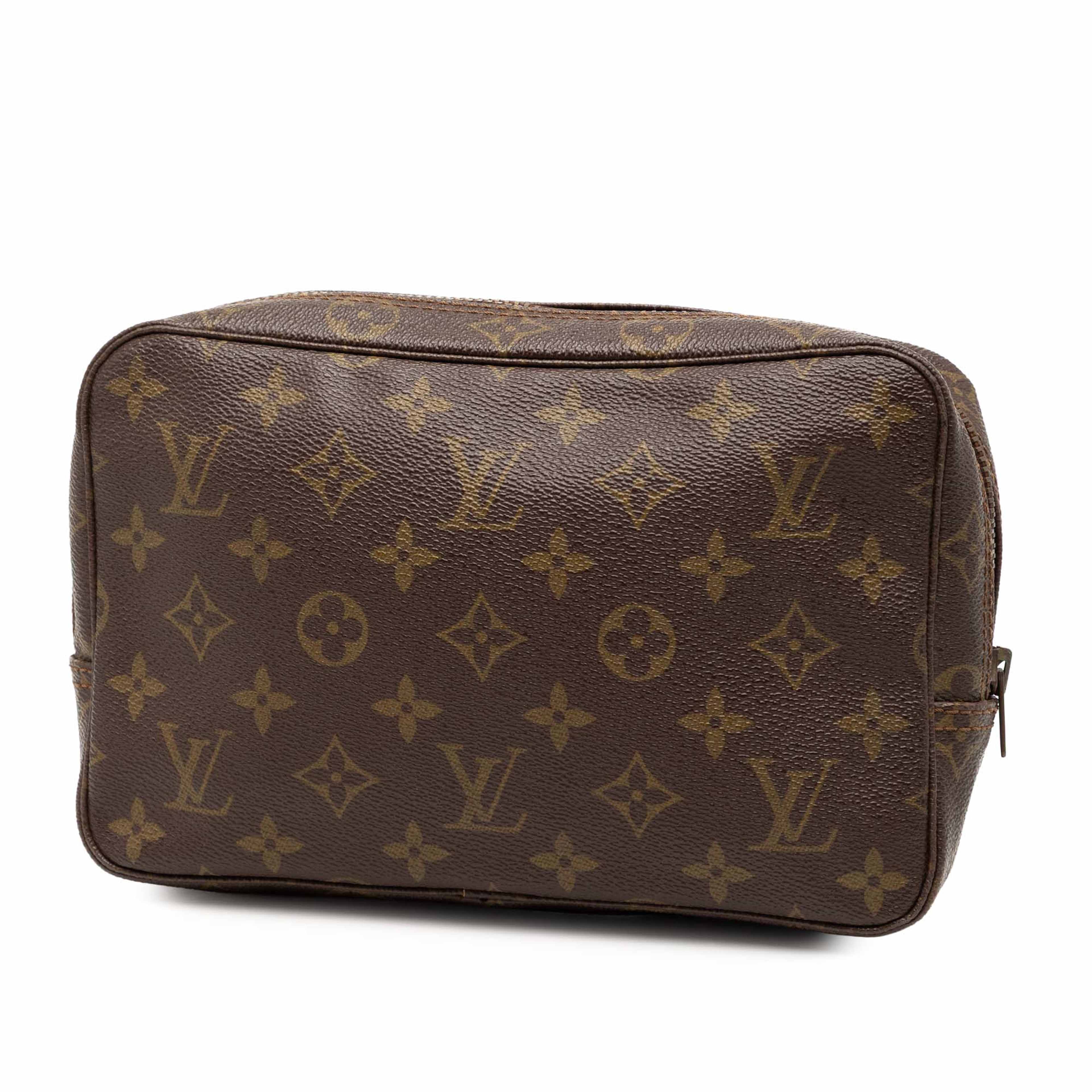 Louis Vuitton Monogram Trousse Toilette 23, från Luxclusif, i färgen brown. Klicka för att öppna bilden i stort format