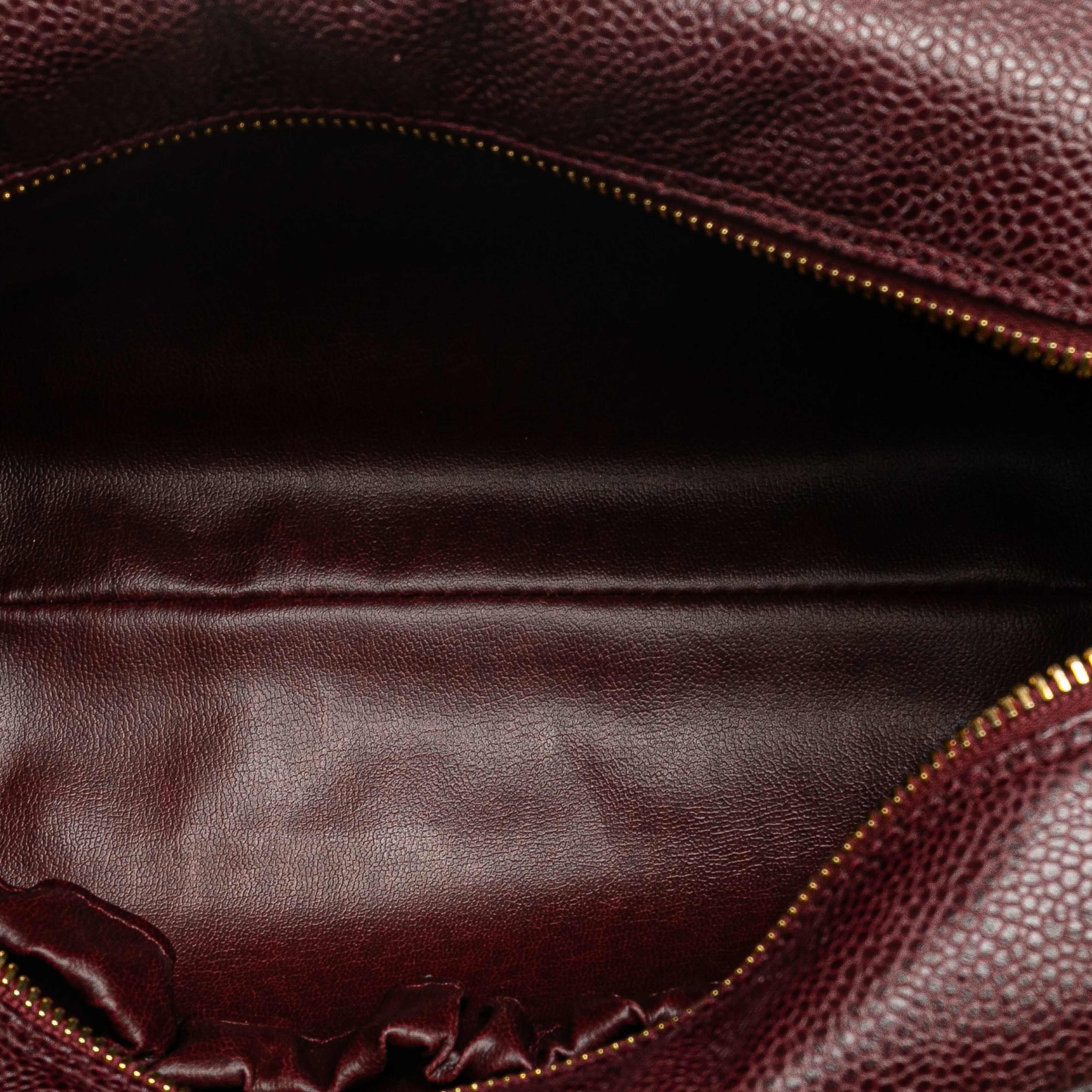 Chanel Cc Caviar Pouch, från Luxclusif, i färgen burgundy. Klicka för att öppna bilden i stort format