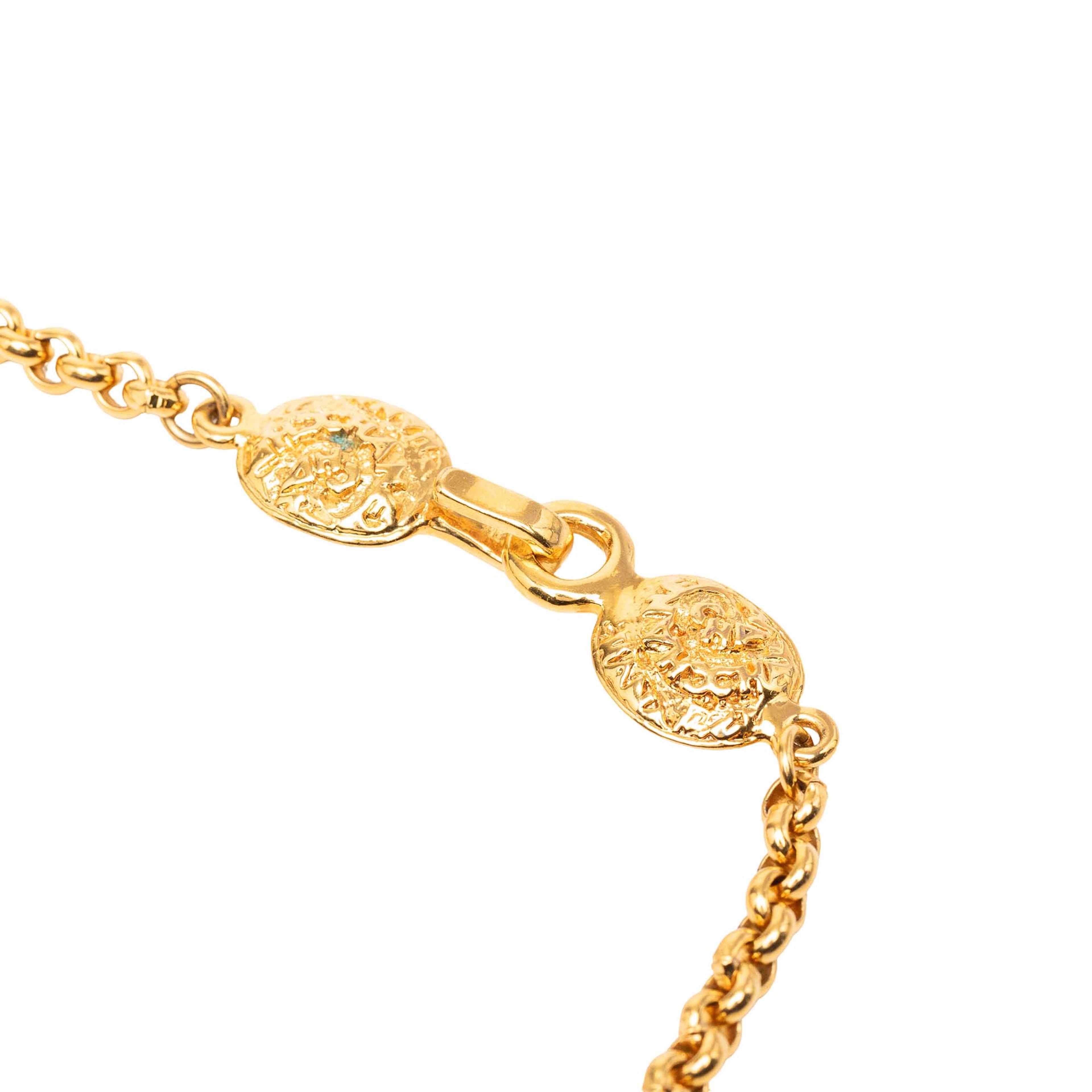 Chanel Cc Gold Plated Medallion Pendant Necklace, från Luxclusif, i färgen guld. Klicka för att öppna bilden i stort format