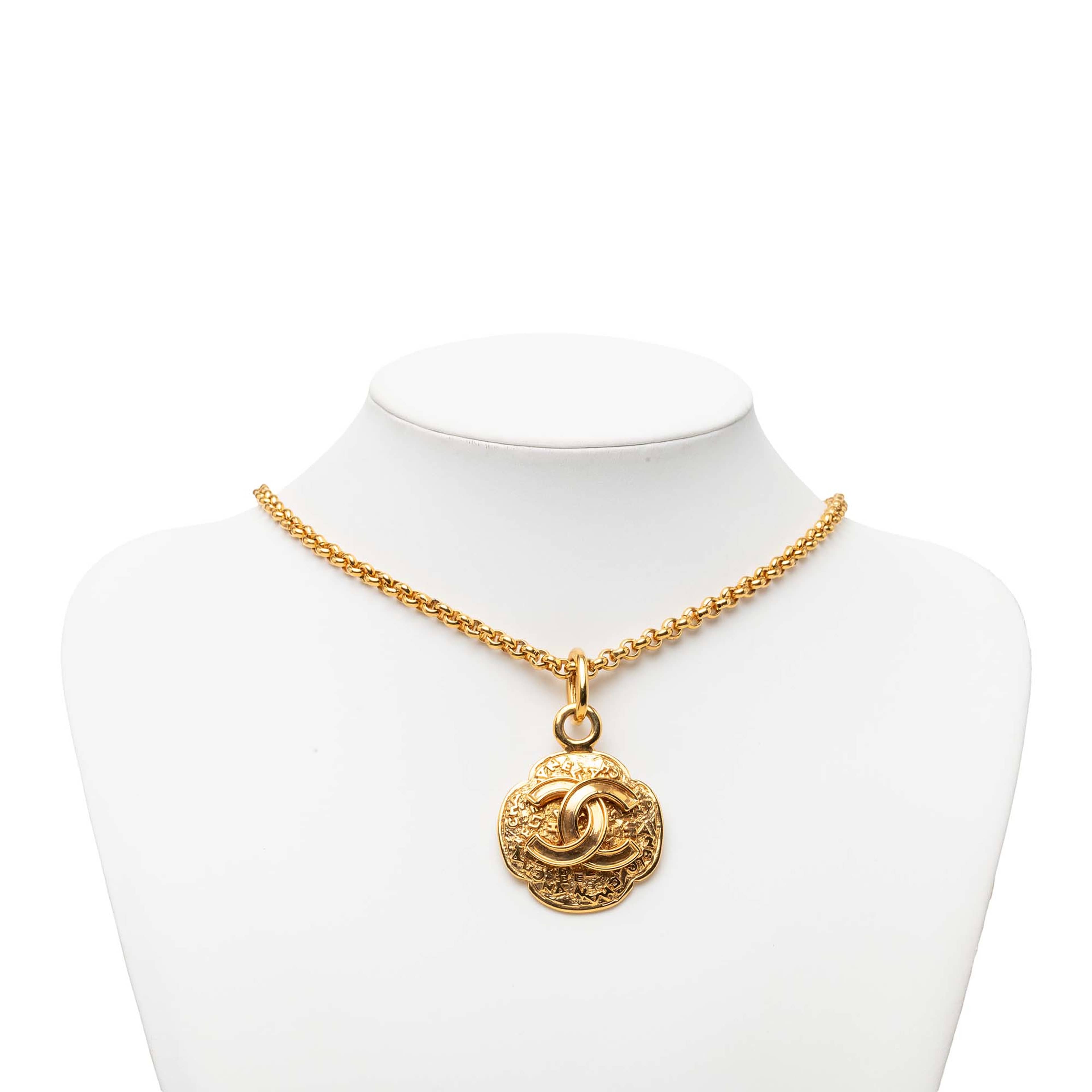 Chanel Cc Gold Plated Medallion Pendant Necklace, från Luxclusif, i färgen guld. Klicka för att öppna bilden i stort format