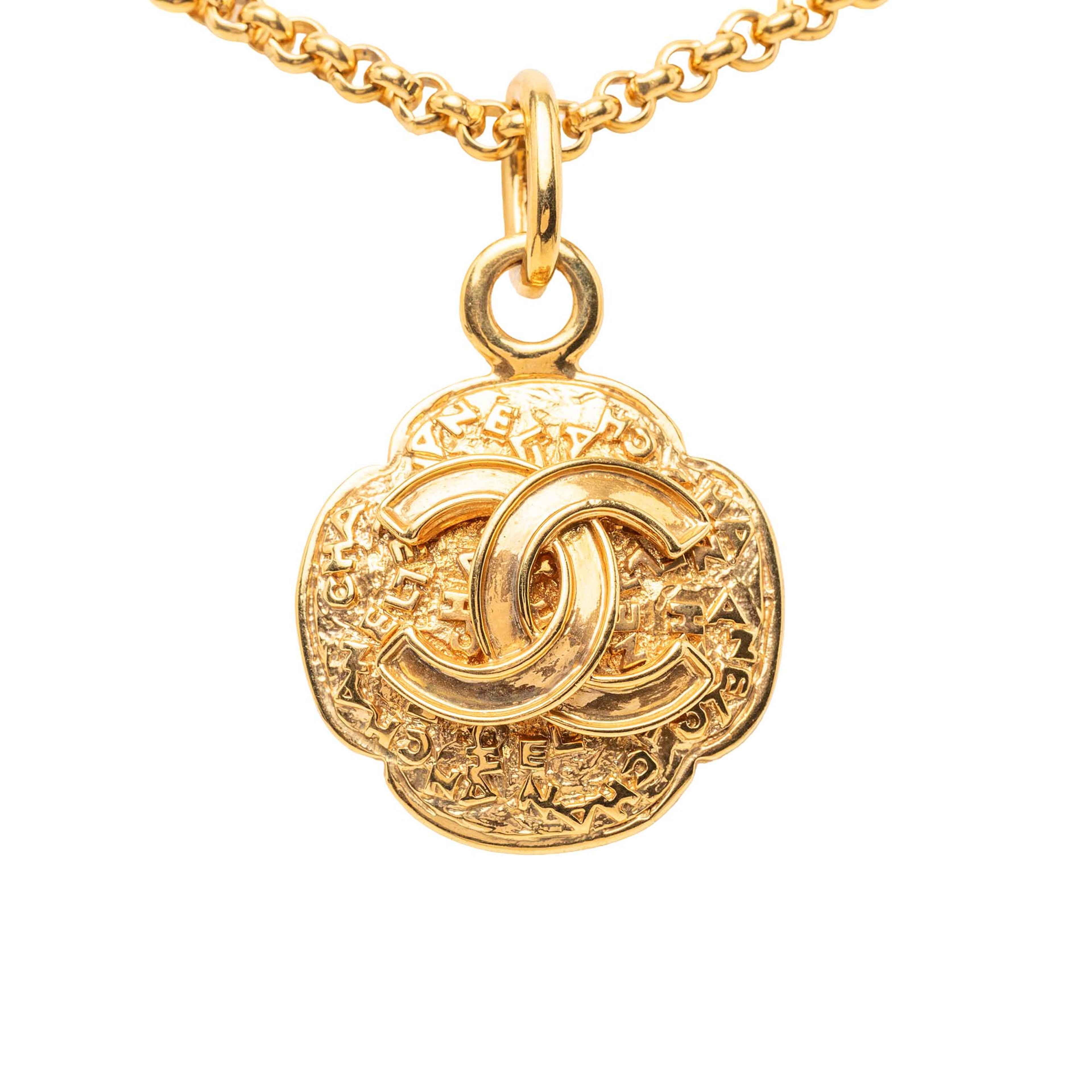 Chanel Cc Gold Plated Medallion Pendant Necklace, från Luxclusif, i färgen guld. Klicka för att öppna bilden i stort format