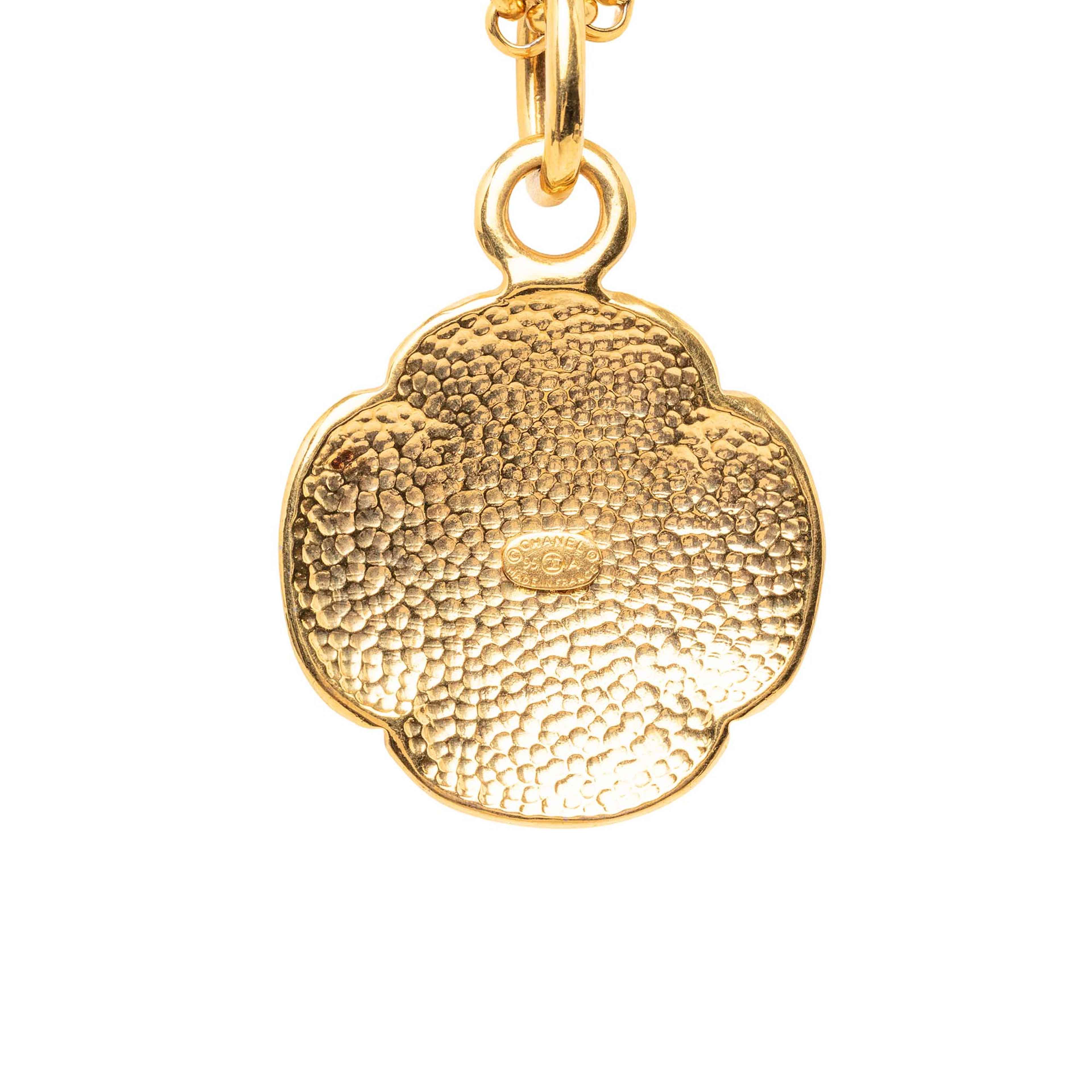 Chanel Cc Gold Plated Medallion Pendant Necklace, från Luxclusif, i färgen guld. Klicka för att öppna bilden i stort format