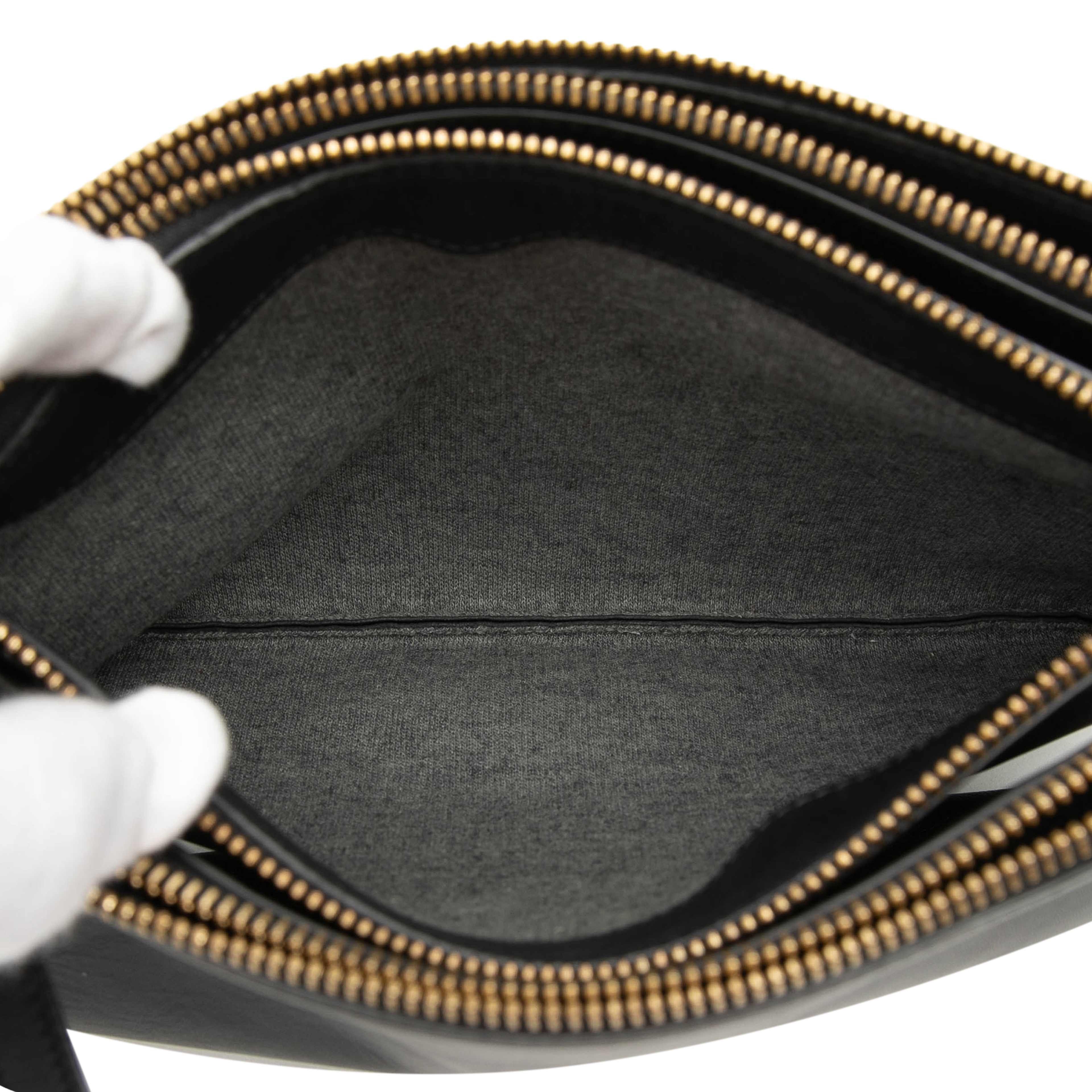 Celine Large Lambskin Trio Crossbody, från Luxclusif, i färgen black. Klicka för att öppna bilden i stort format