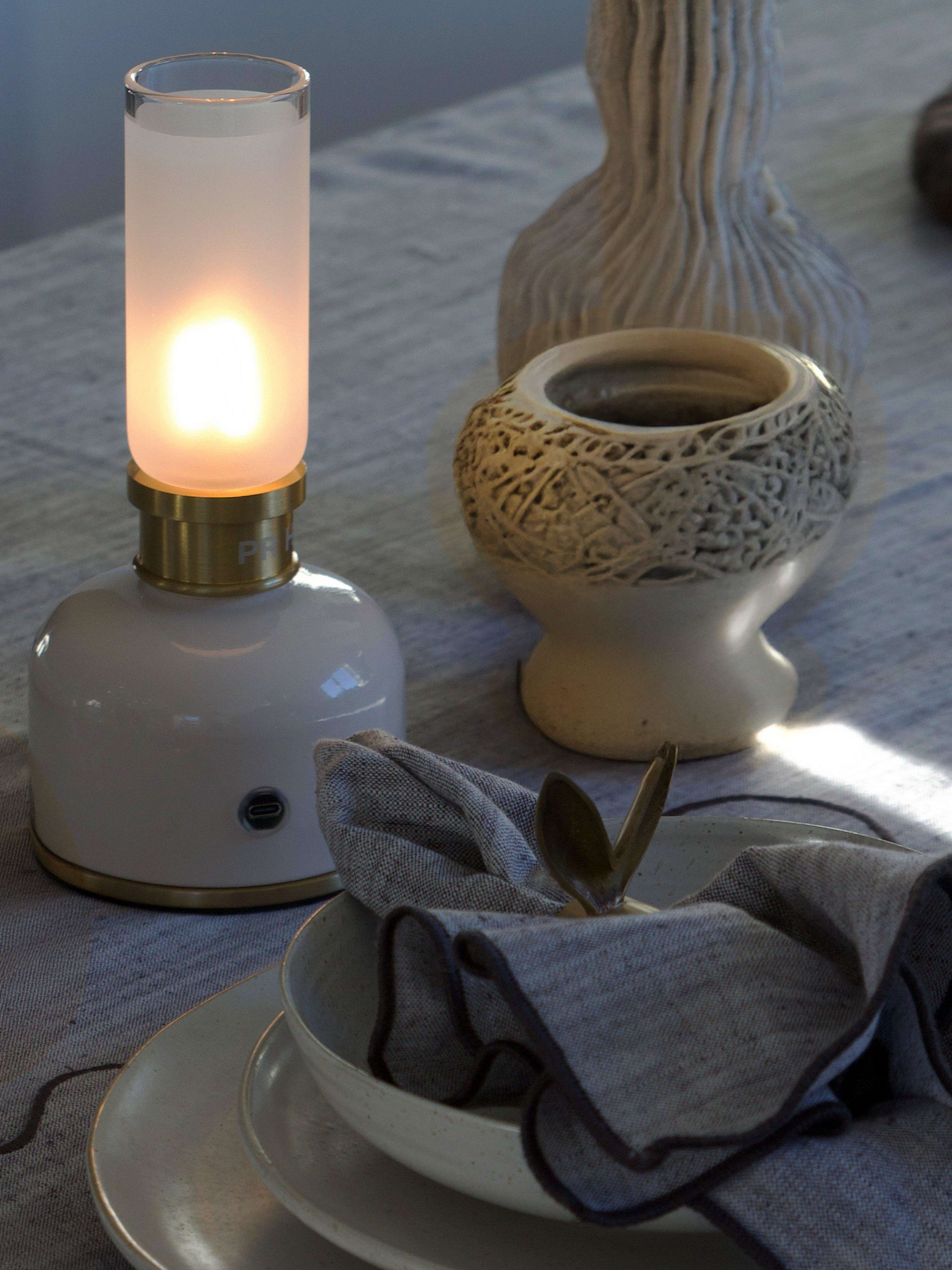 Frida Bordslampa, från PR Home, i färgen vit/mässing. Klicka för att öppna bilden i stort format