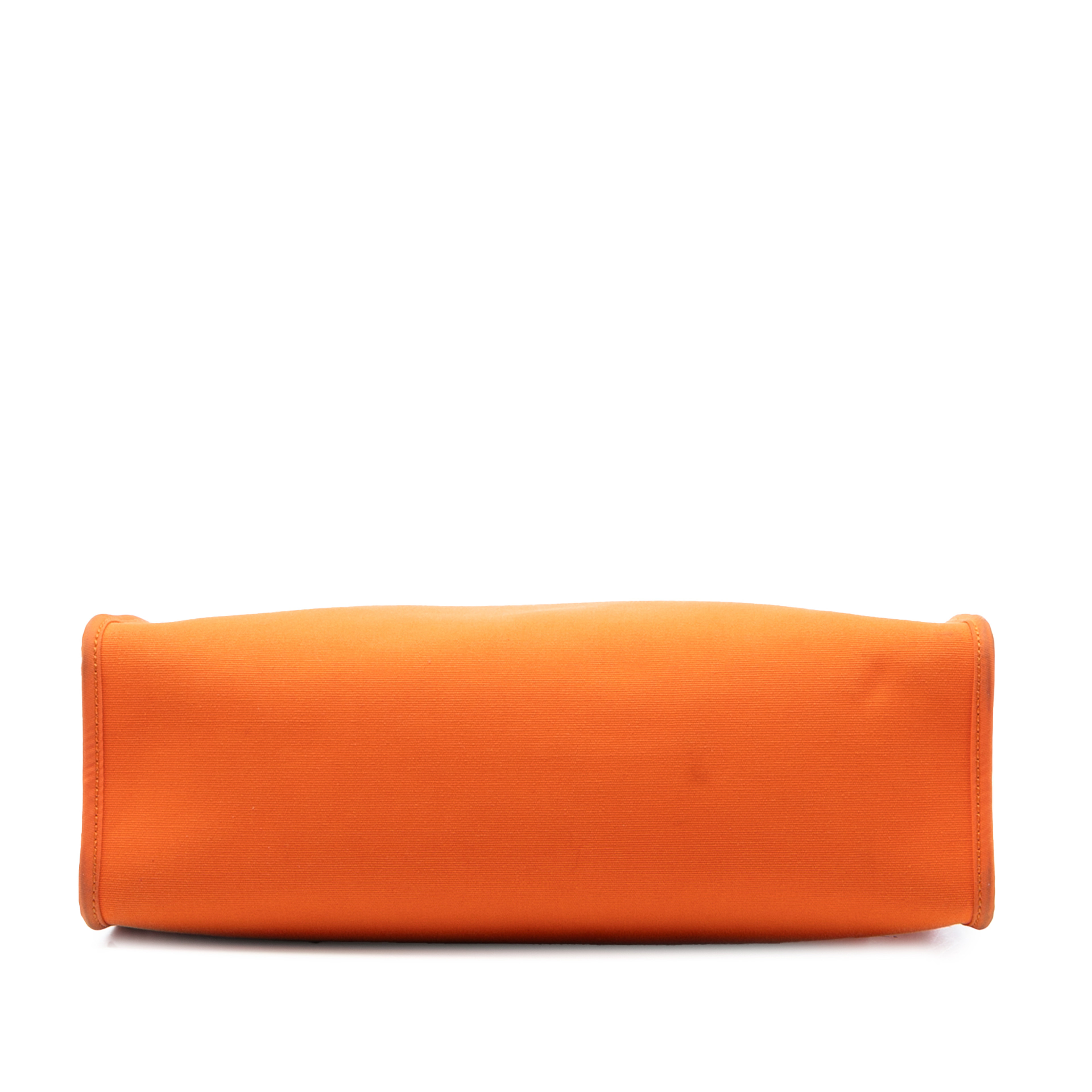 Hermès Toile Herbag Zip 31, från Luxclusif, i färgen orange. Klicka för att öppna bilden i stort format