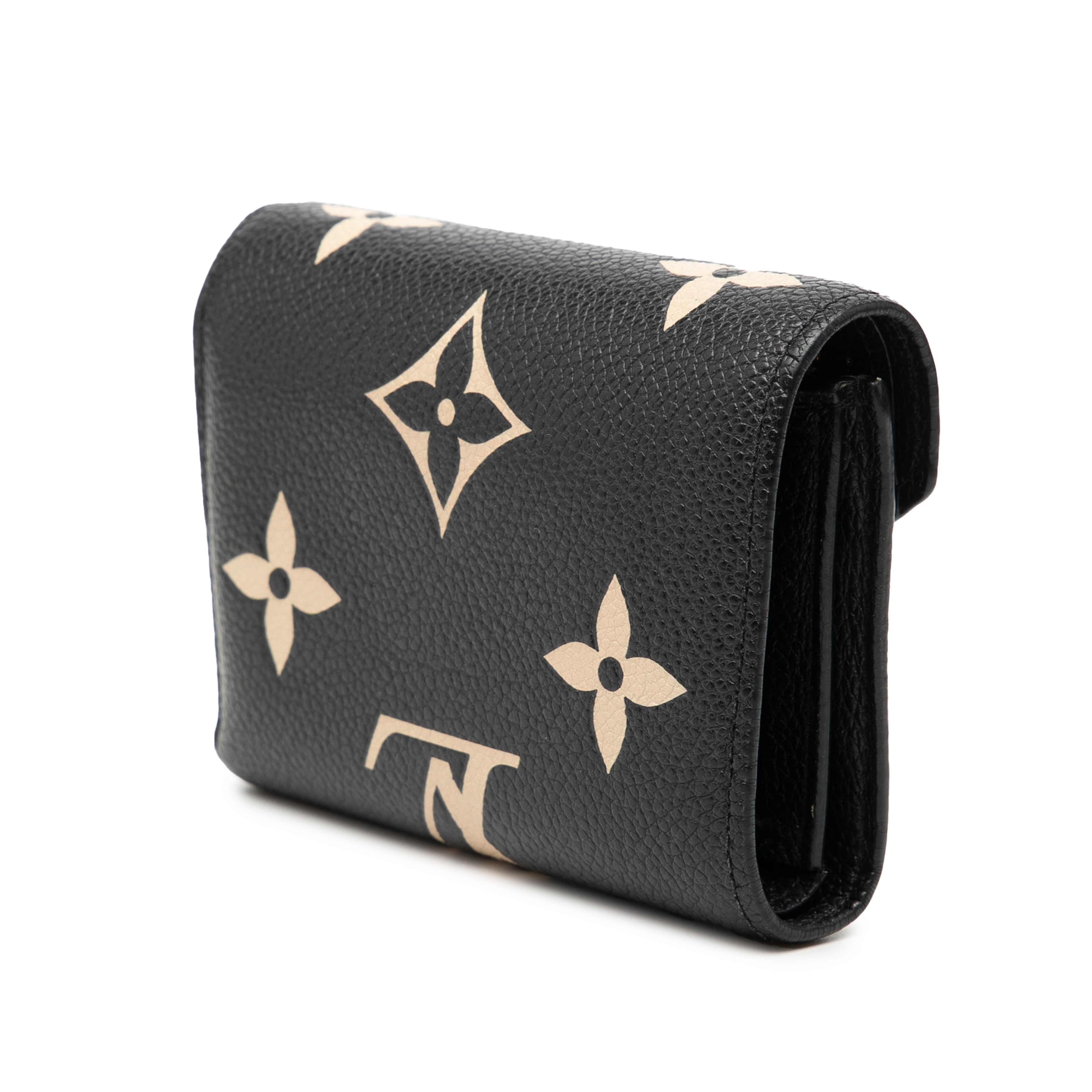 Louis Vuitton Monogram Empreinte Victorine Tri-fold Wallet, från Luxclusif, i färgen black. Klicka för att öppna bilden i stort format