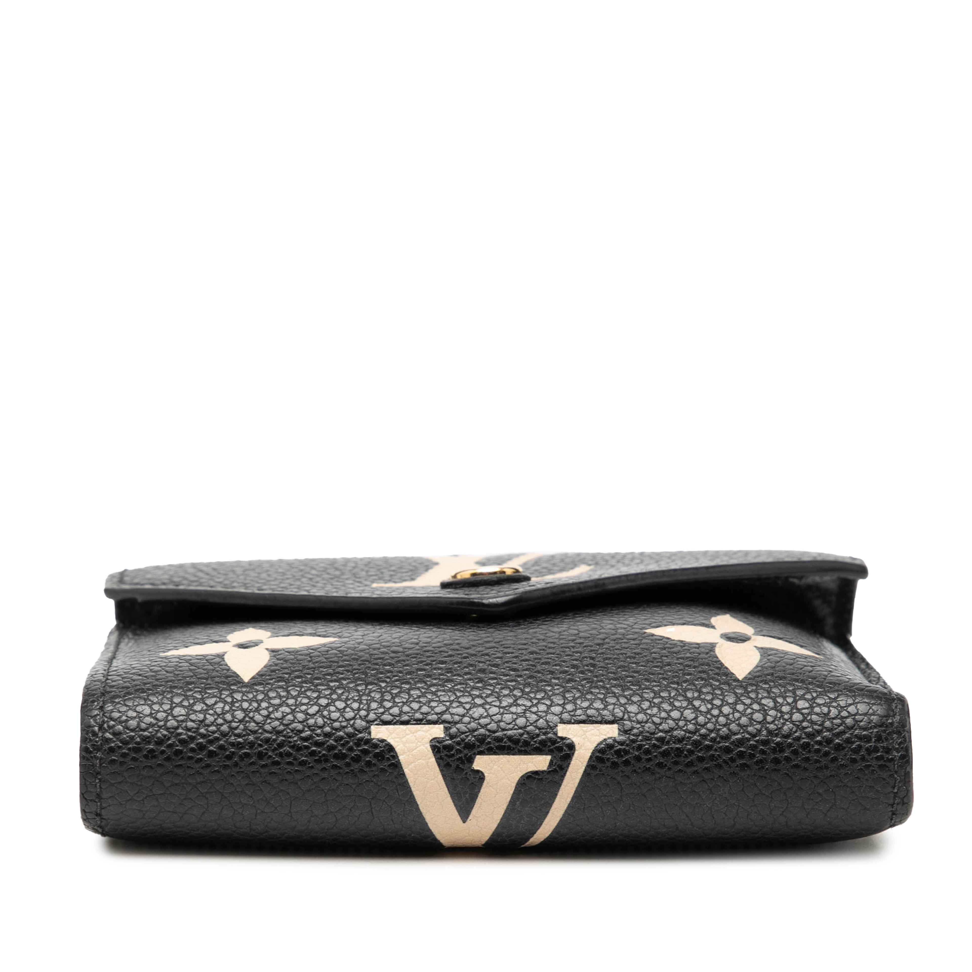 Louis Vuitton Monogram Empreinte Victorine Tri-fold Wallet, från Luxclusif, i färgen black. Klicka för att öppna bilden i stort format