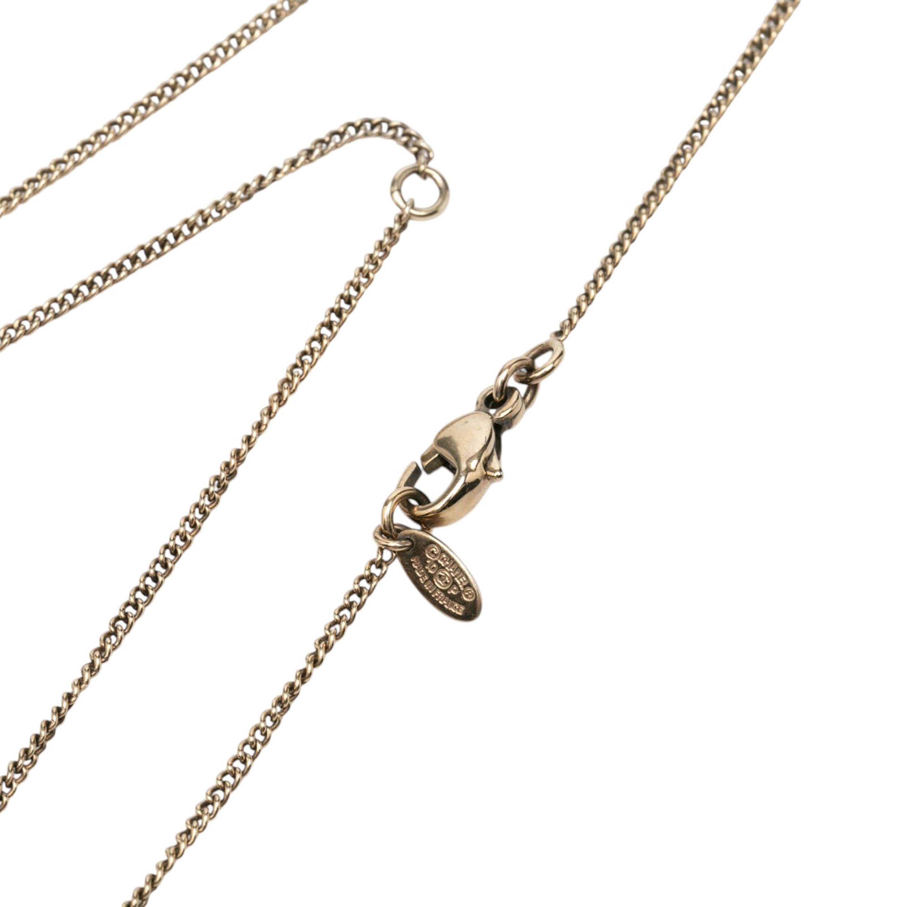 Chanel Cc Brass And Strass Pendant Necklace, från Luxclusif, i färgen guld. Klicka för att öppna bilden i stort format