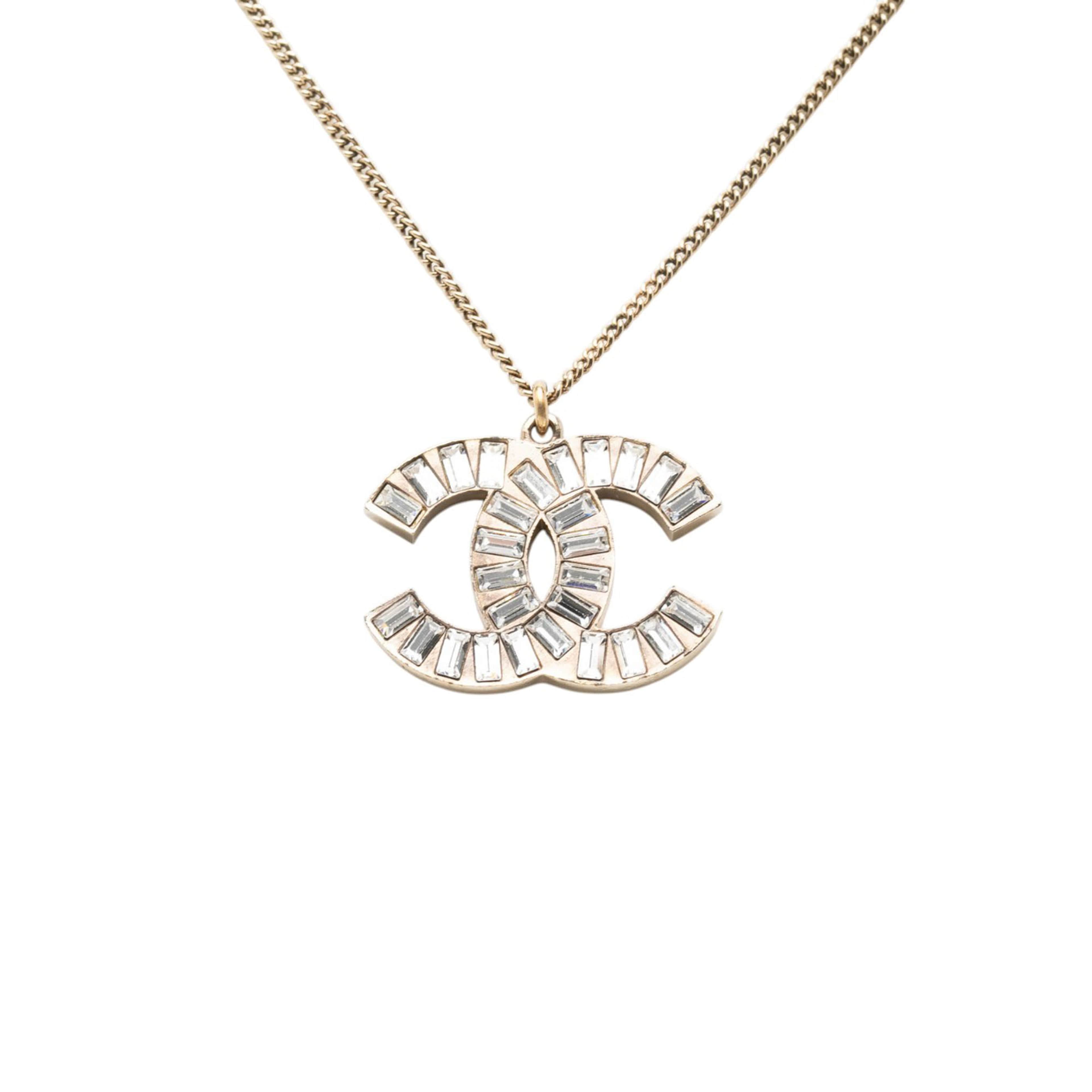 Chanel Cc Brass And Strass Pendant Necklace, från Luxclusif, i färgen guld. Klicka för att öppna bilden i stort format