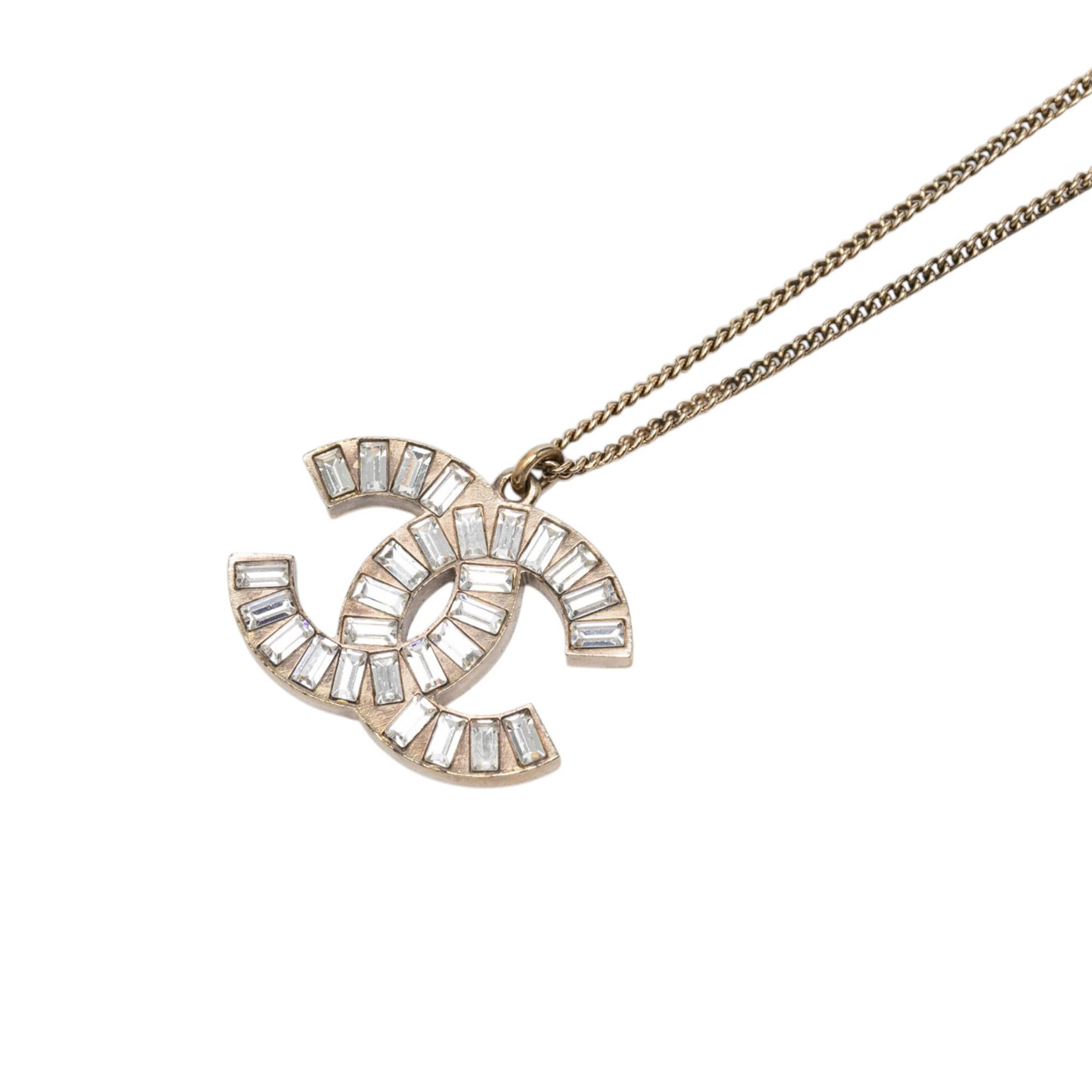 Chanel Cc Brass And Strass Pendant Necklace, från Luxclusif, i färgen guld. Klicka för att öppna bilden i stort format
