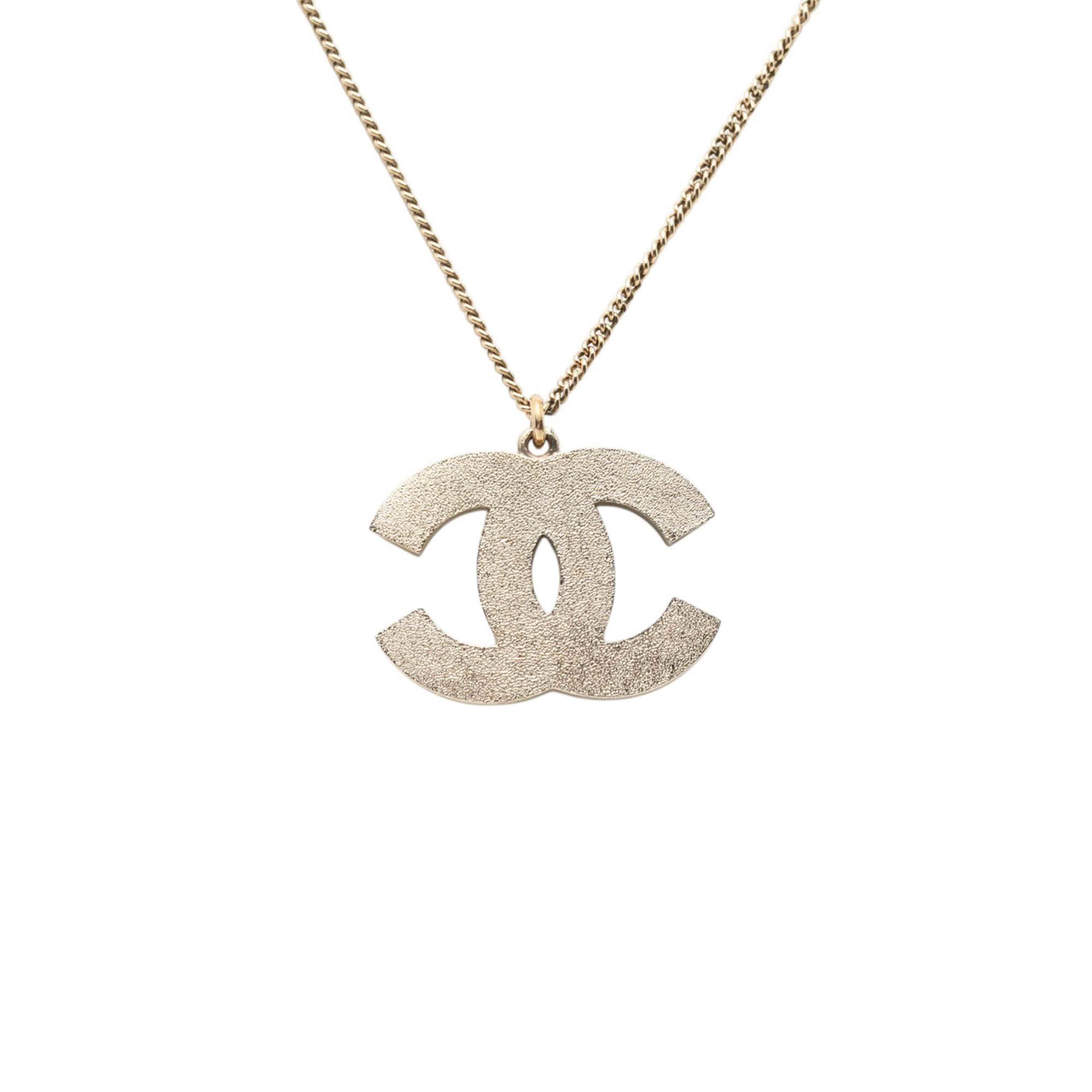 Chanel Cc Brass And Strass Pendant Necklace, från Luxclusif, i färgen guld. Klicka för att öppna bilden i stort format