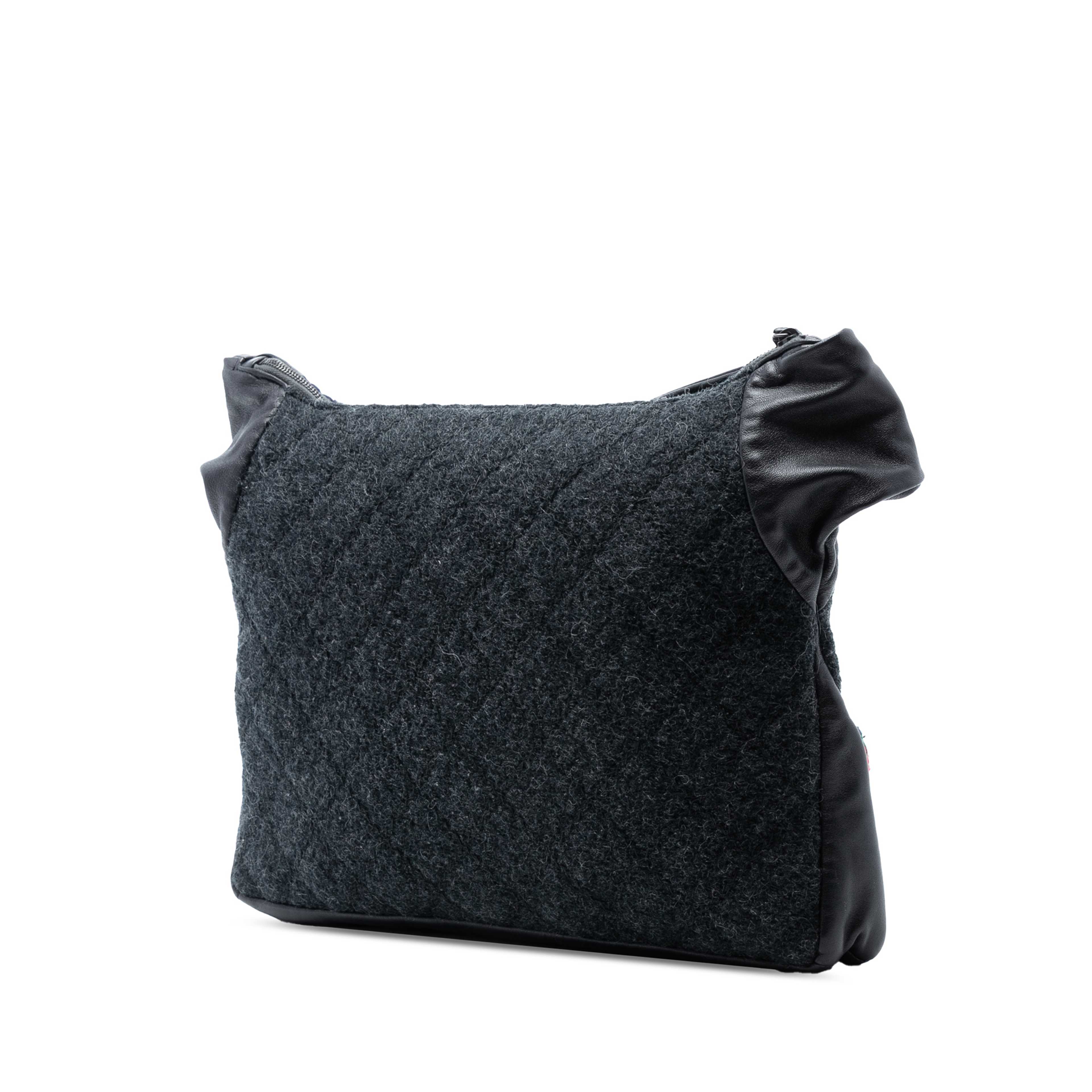 Chanel Quilted Wool And Lambskin Girl Bag, från Luxclusif, i färgen gray. Klicka för att öppna bilden i stort format