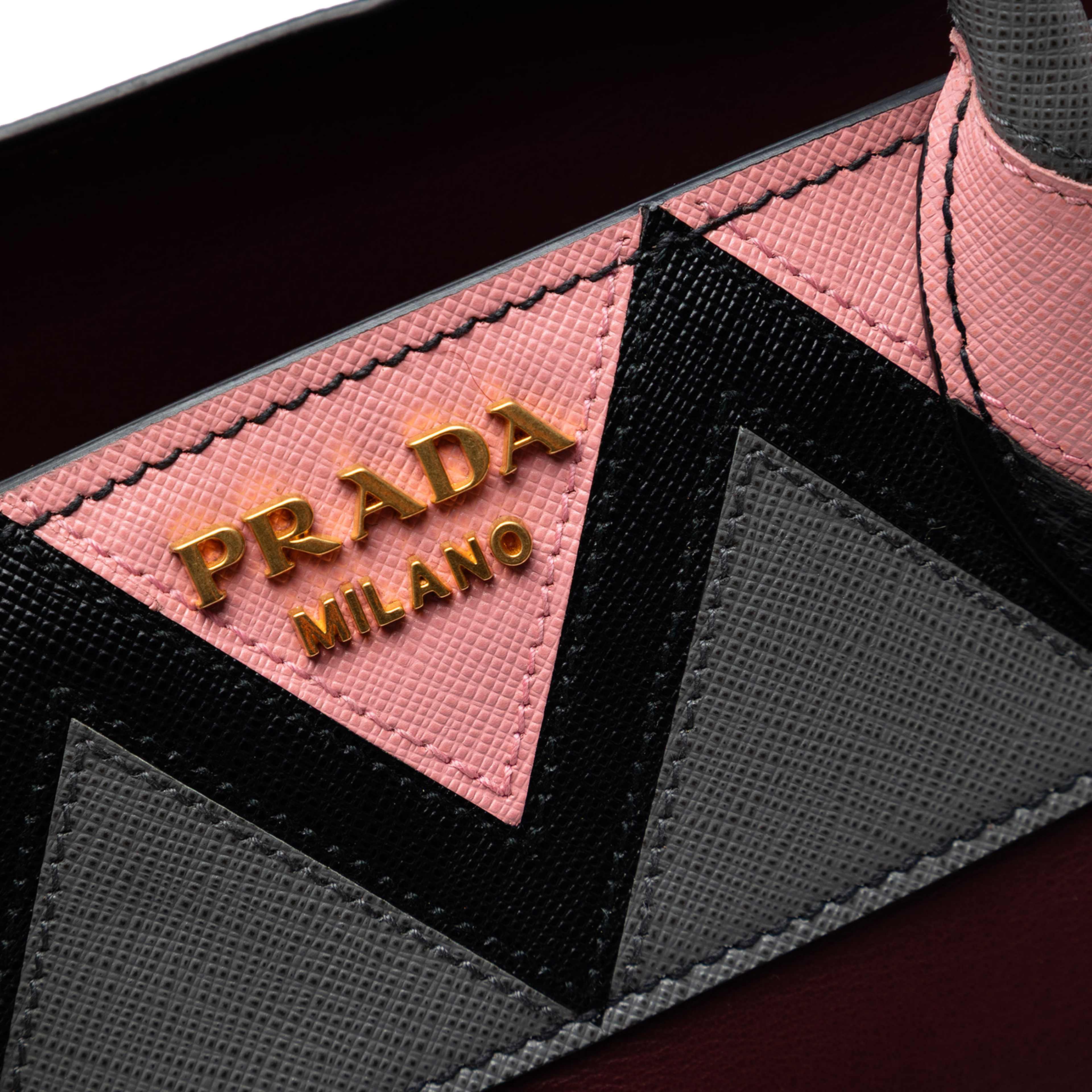 Prada Medium Saffiano Trimmed City Calf Greca Esplanade Satchel, från Luxclusif, i färgen röd. Klicka för att öppna bilden i stort format
