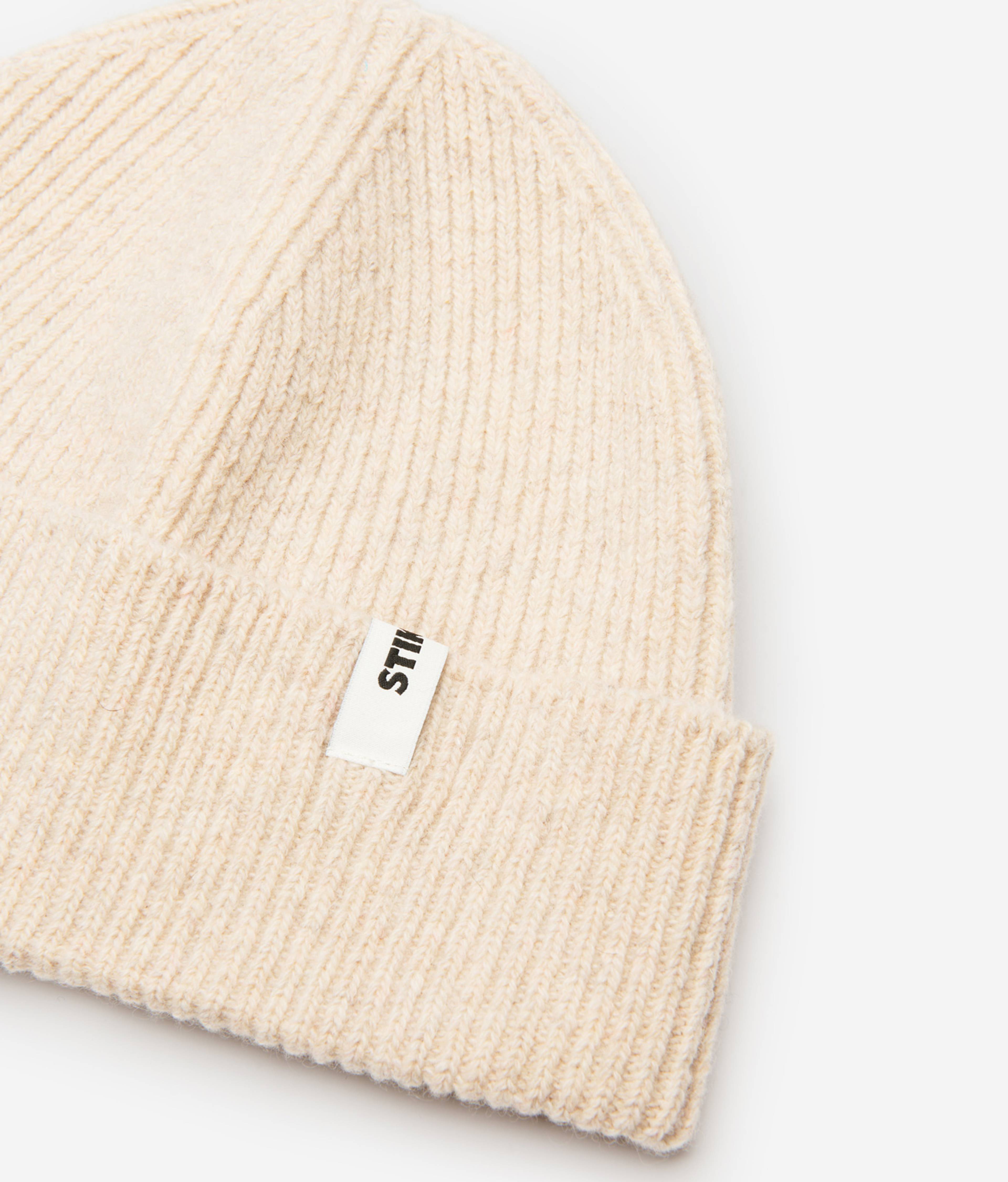 Beanie 02 Rewool Regular Fit, från Stiksen, i färgen sand.