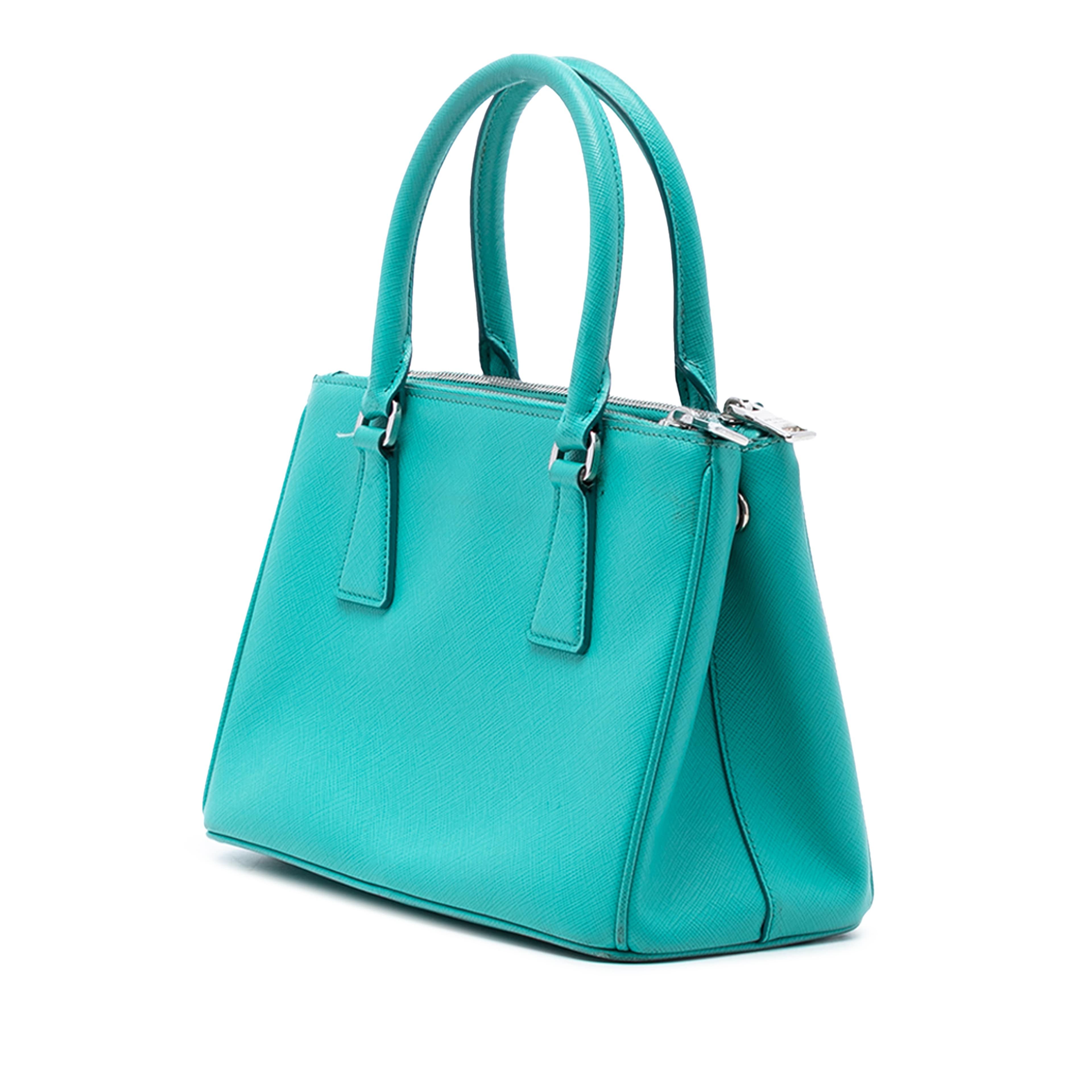Prada Small Saffiano Lux Galleria Double Zip Satchel, från Luxclusif, i färgen turquoise. Klicka för att öppna bilden i stort format