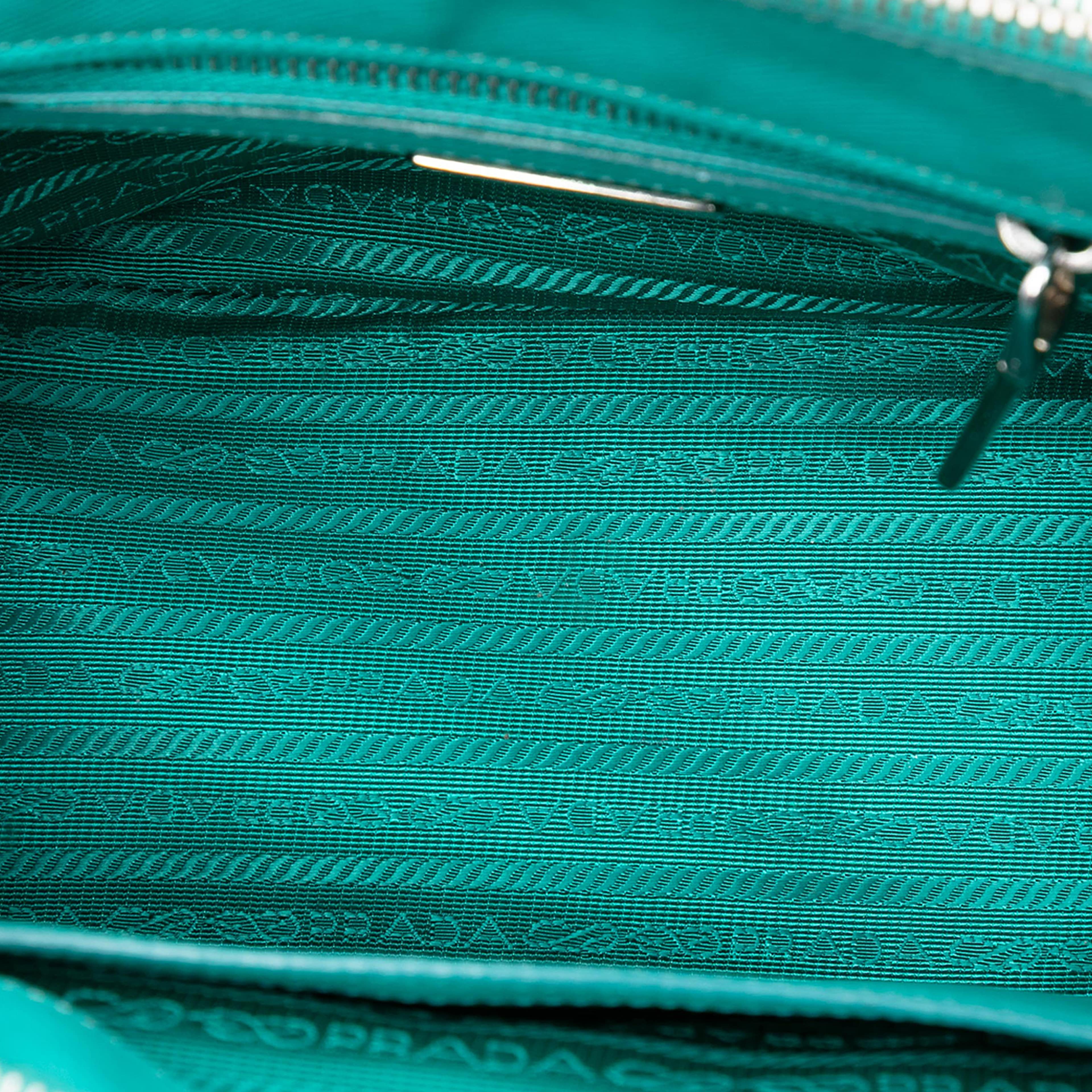 Prada Small Saffiano Lux Galleria Double Zip Satchel, från Luxclusif, i färgen turquoise. Klicka för att öppna bilden i stort format
