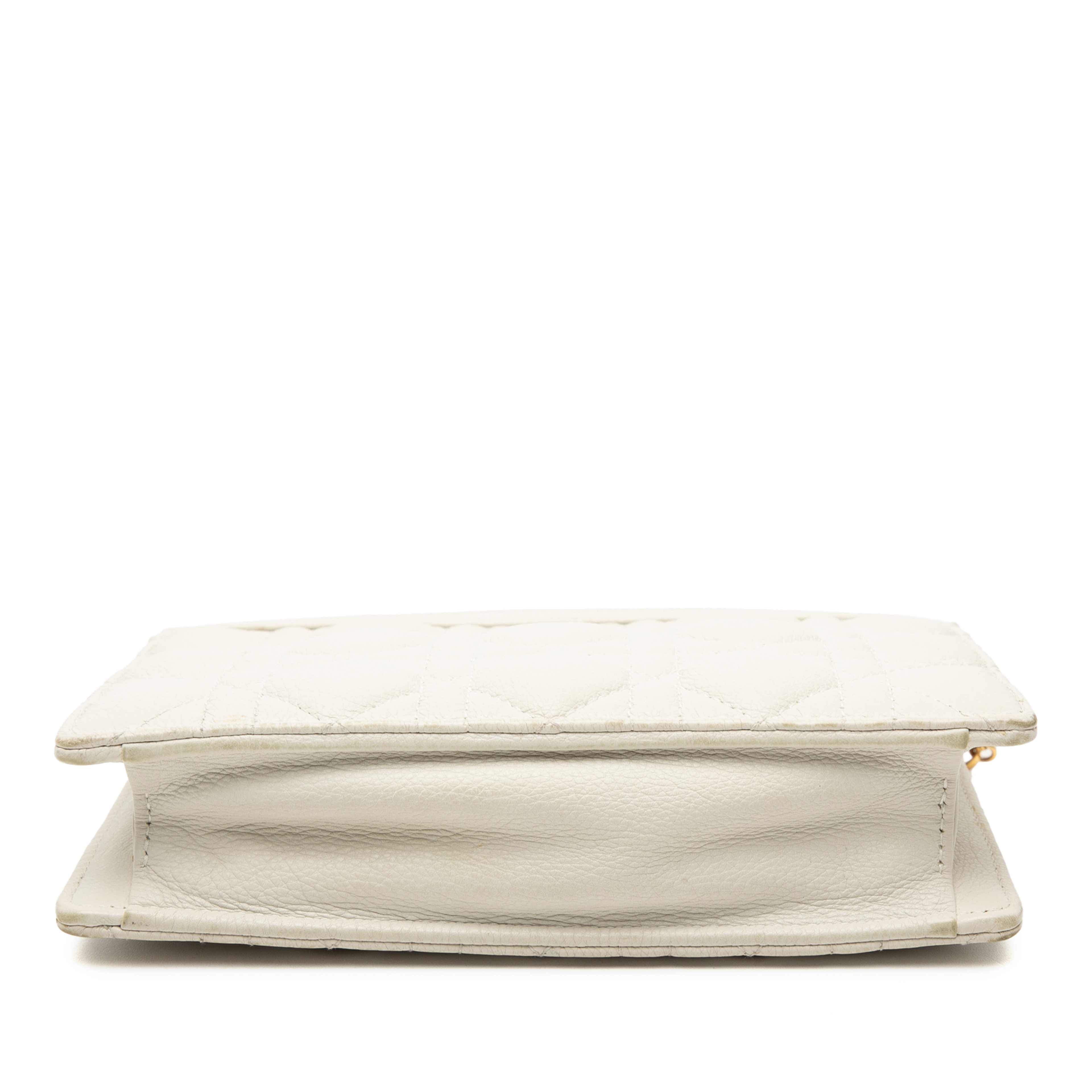 Dior Supple Cannage Calfskin Caro Every Dior Pouch, från Luxclusif, i färgen white. Klicka för att öppna bilden i stort format