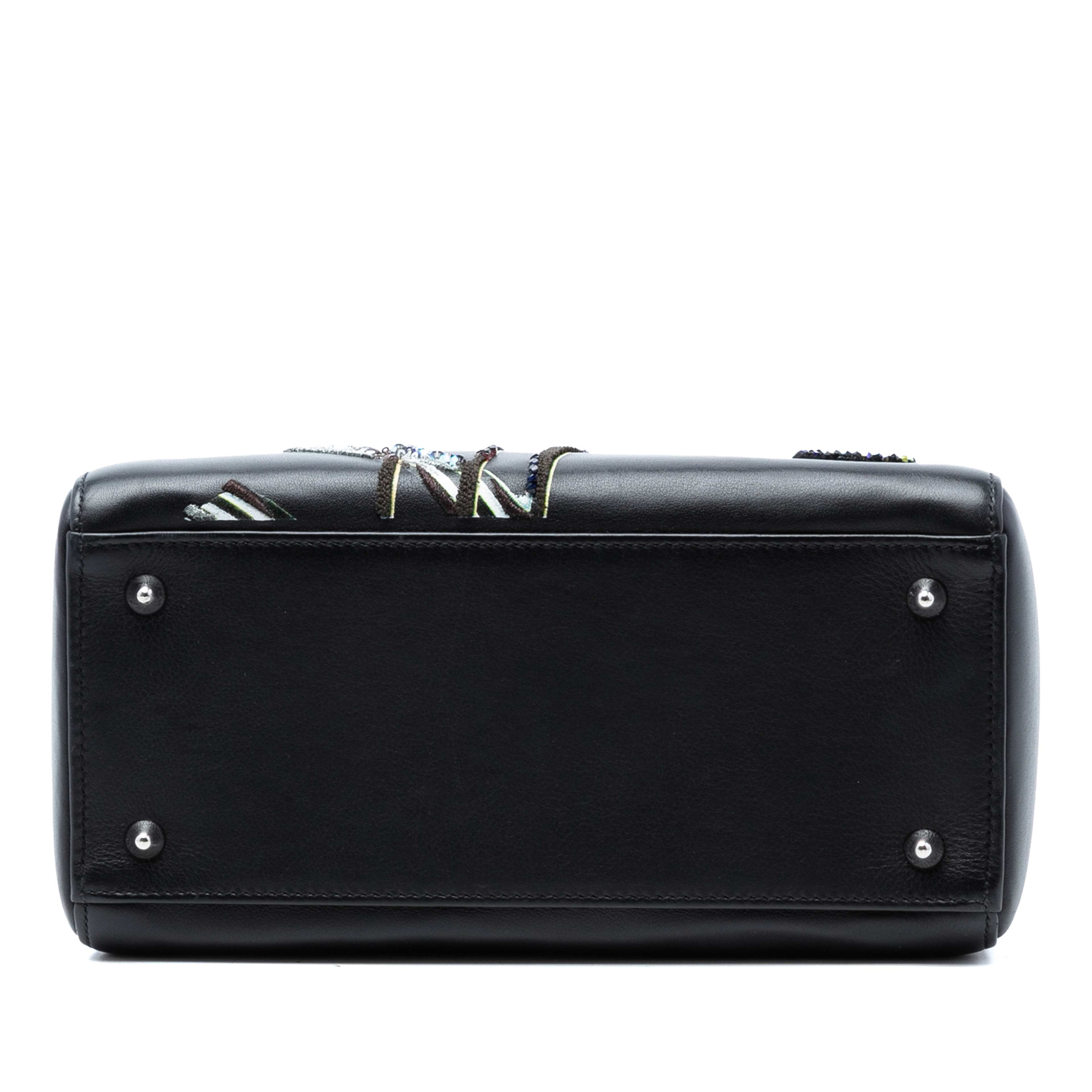 Dior Medium Calfskin Embroidered Flower Lady Dior, från Luxclusif, i färgen black. Klicka för att öppna bilden i stort format