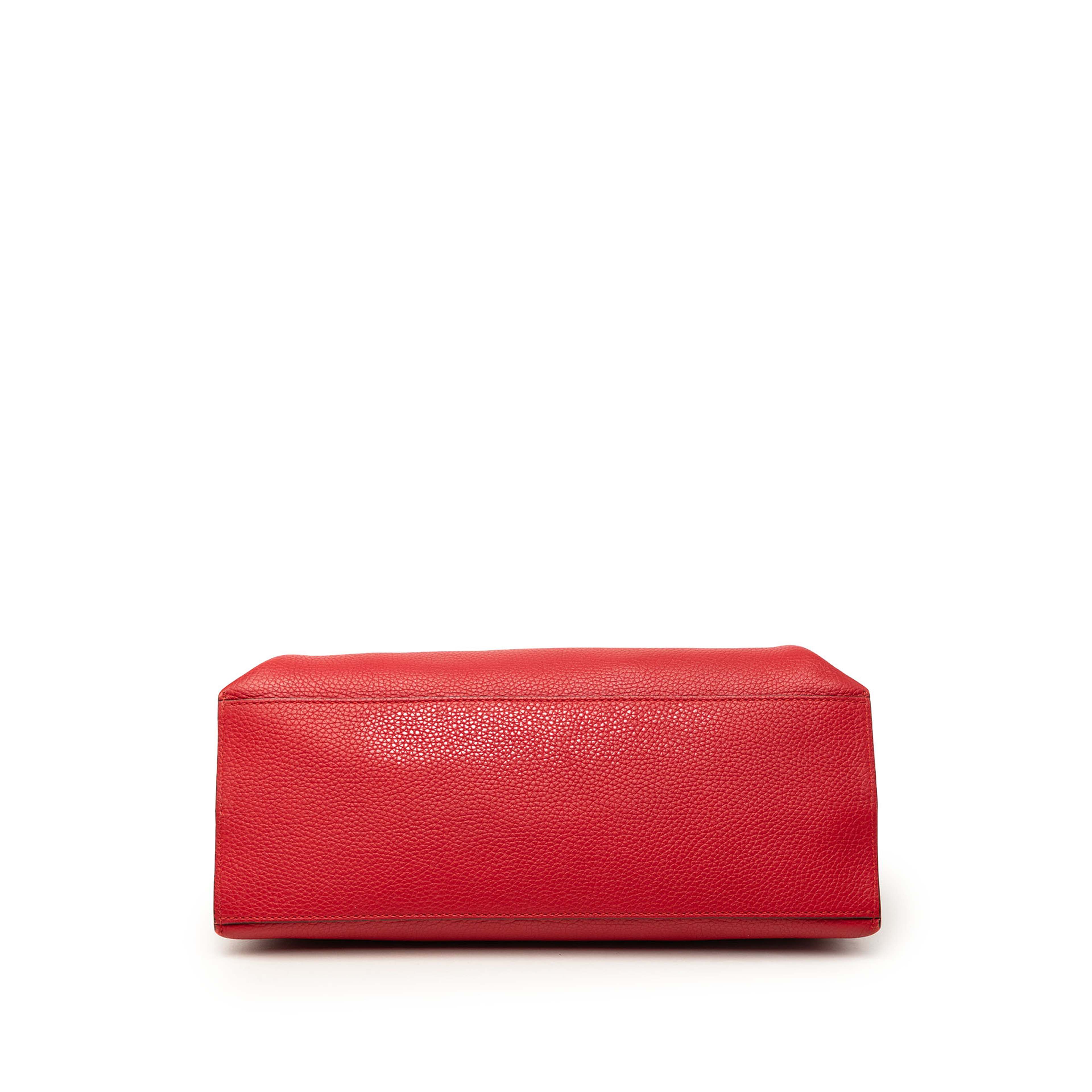 Gucci Medium Calfskin Bamboo Daily Satchel, från Luxclusif, i färgen röd. Klicka för att öppna bilden i stort format
