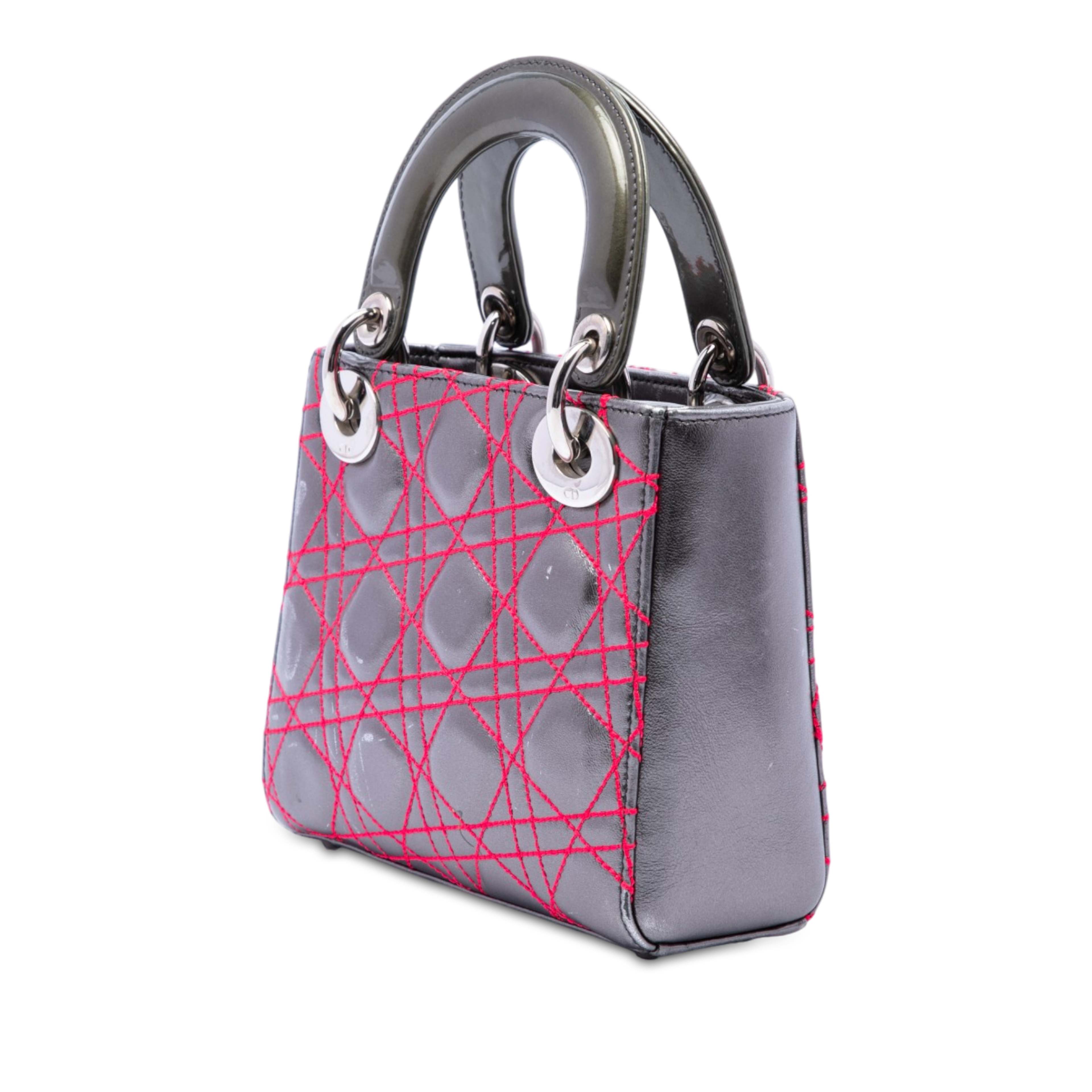 Dior Anselm Reyle Mini Metallic Lambskin Cannage Lady Dior, från Luxclusif, i färgen grå. Klicka för att öppna bilden i stort format