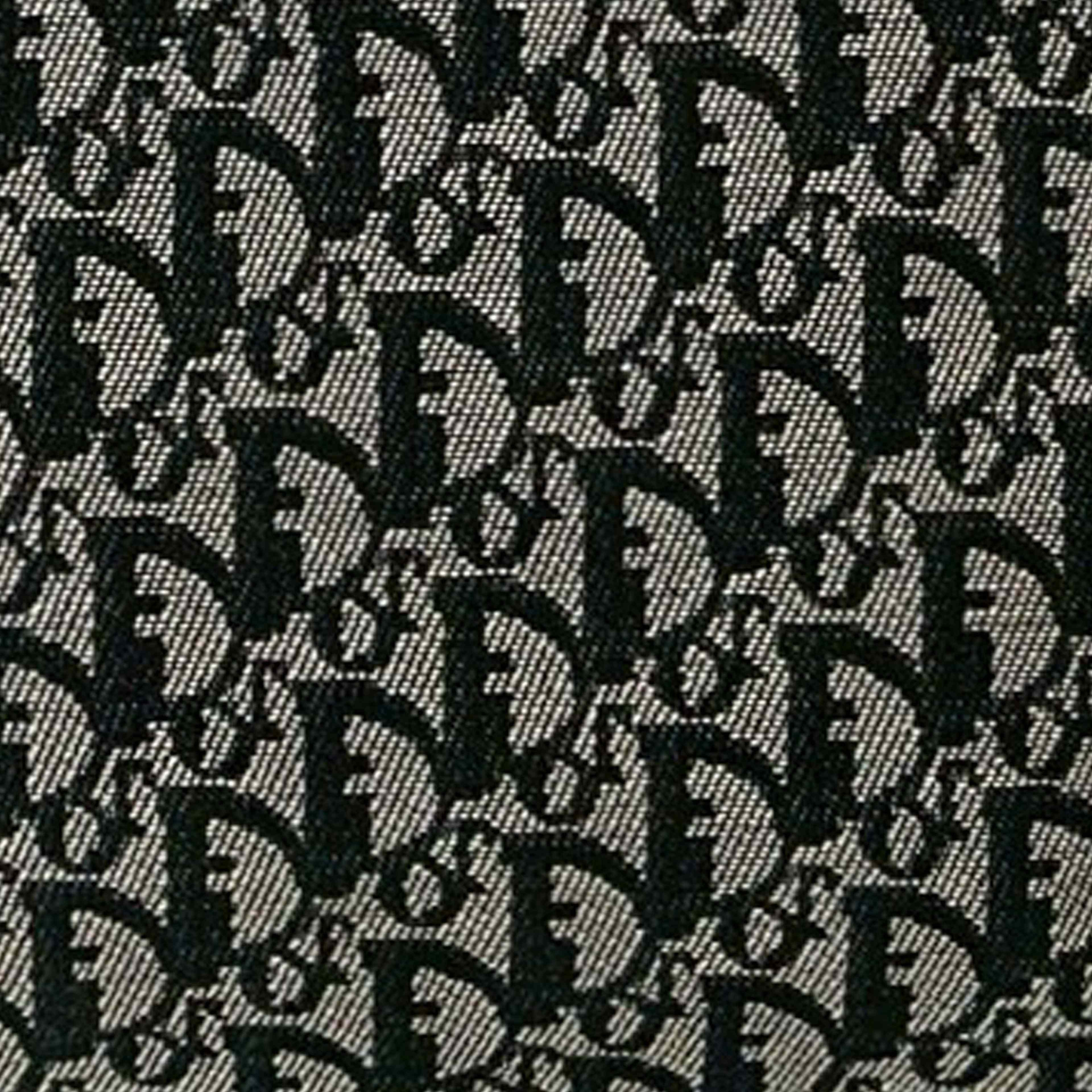 Dior Diorissimo Trotter Canvas Zip Tote, från Luxclusif, i färgen black. Klicka för att öppna bilden i stort format