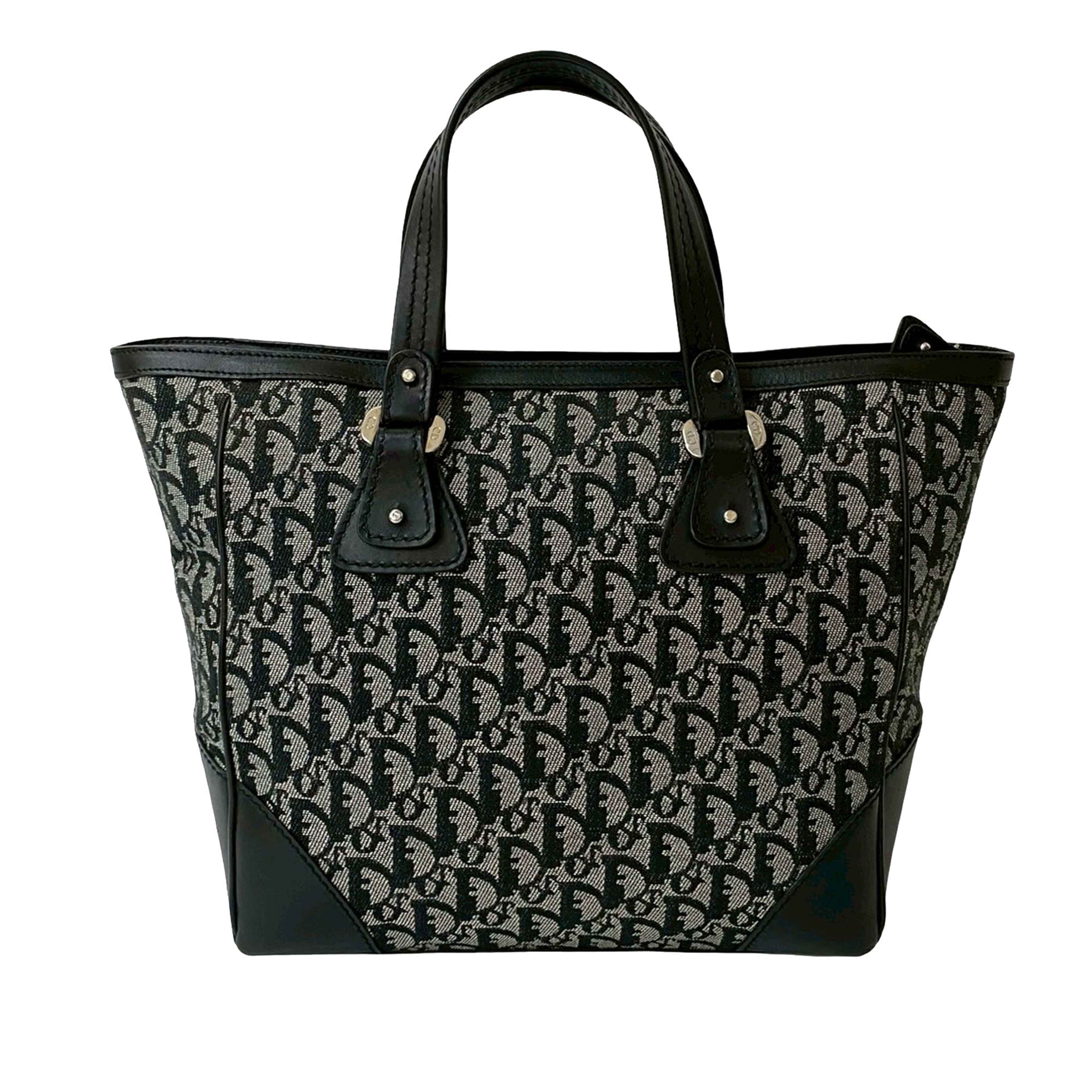 Dior Diorissimo Trotter Canvas Zip Tote, från Luxclusif, i färgen black. Klicka för att öppna bilden i stort format